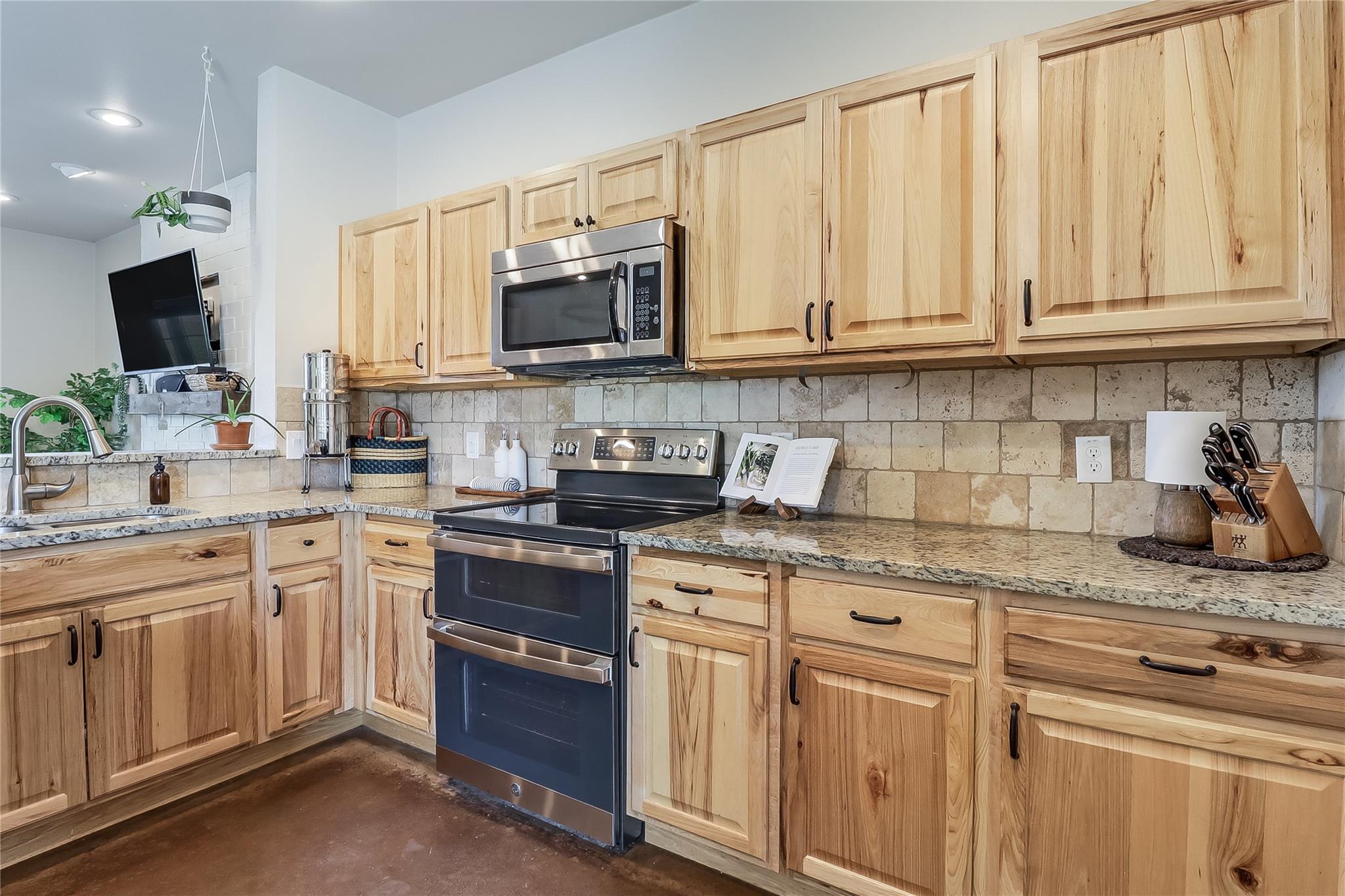 10013 Little Creek Cir, Dripping Springs, TX 78620