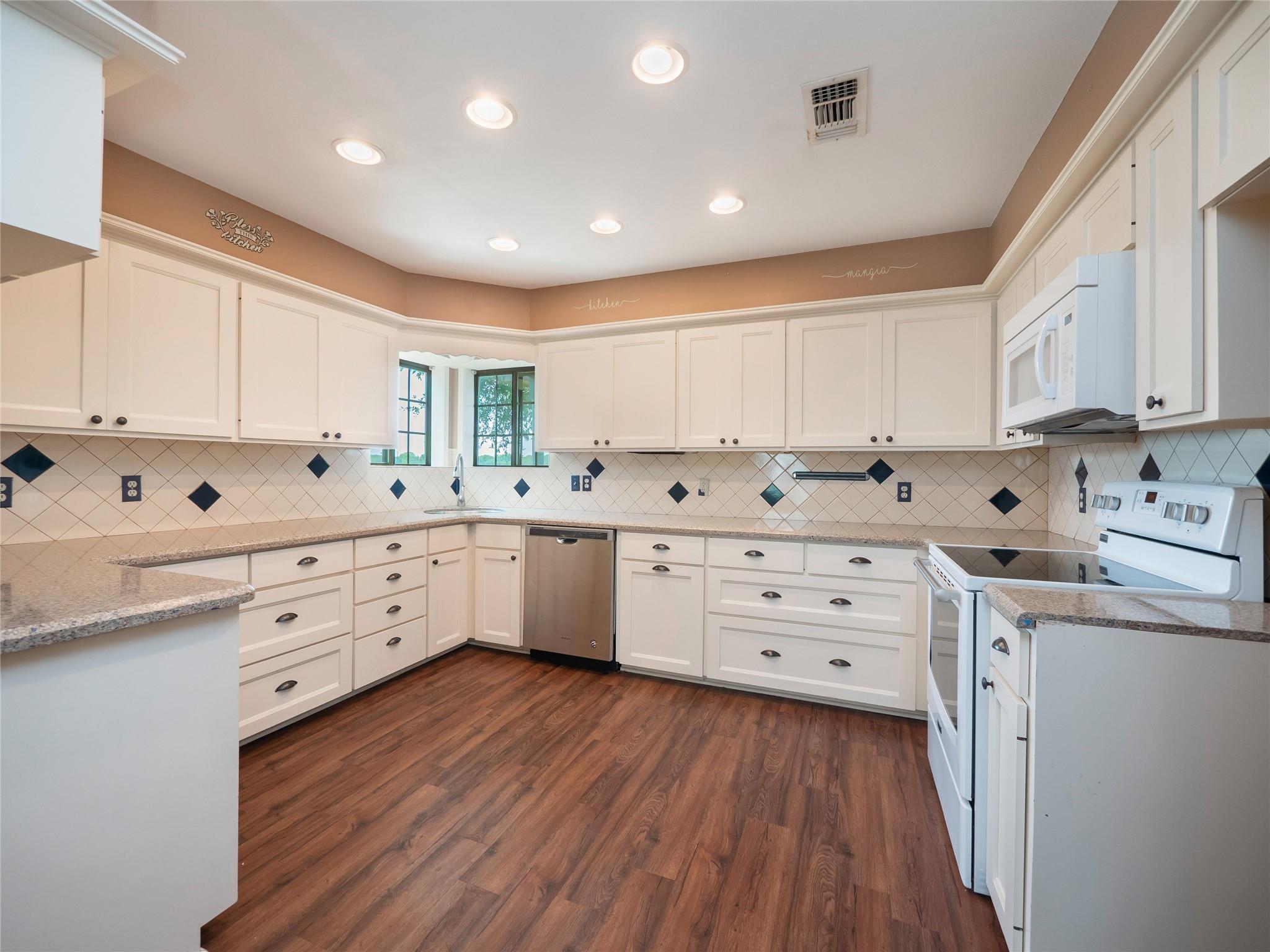 1252 County Road 106, Paige, TX 78659