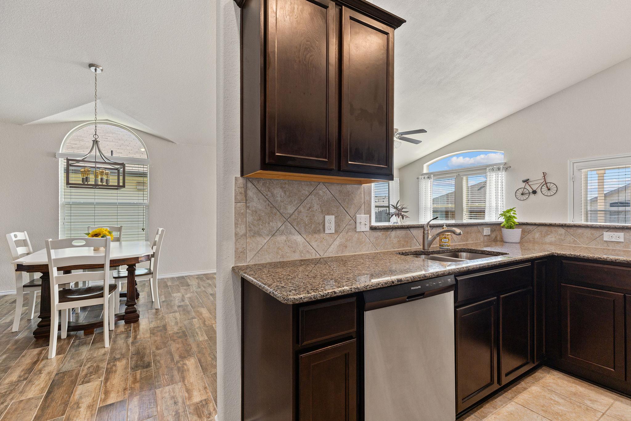 109 Plata Ln, Jarrell, TX 76537