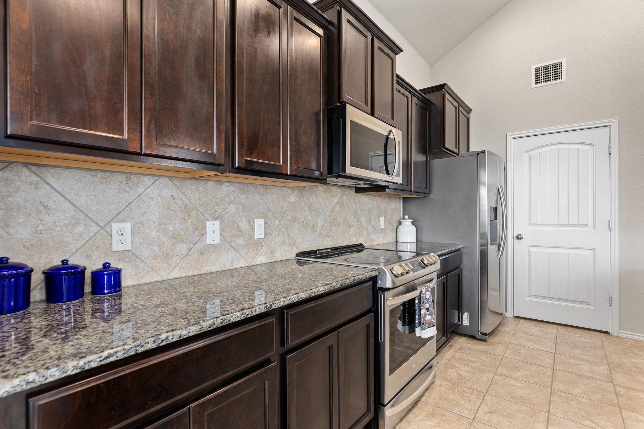 109 Plata Ln, Jarrell, TX 76537