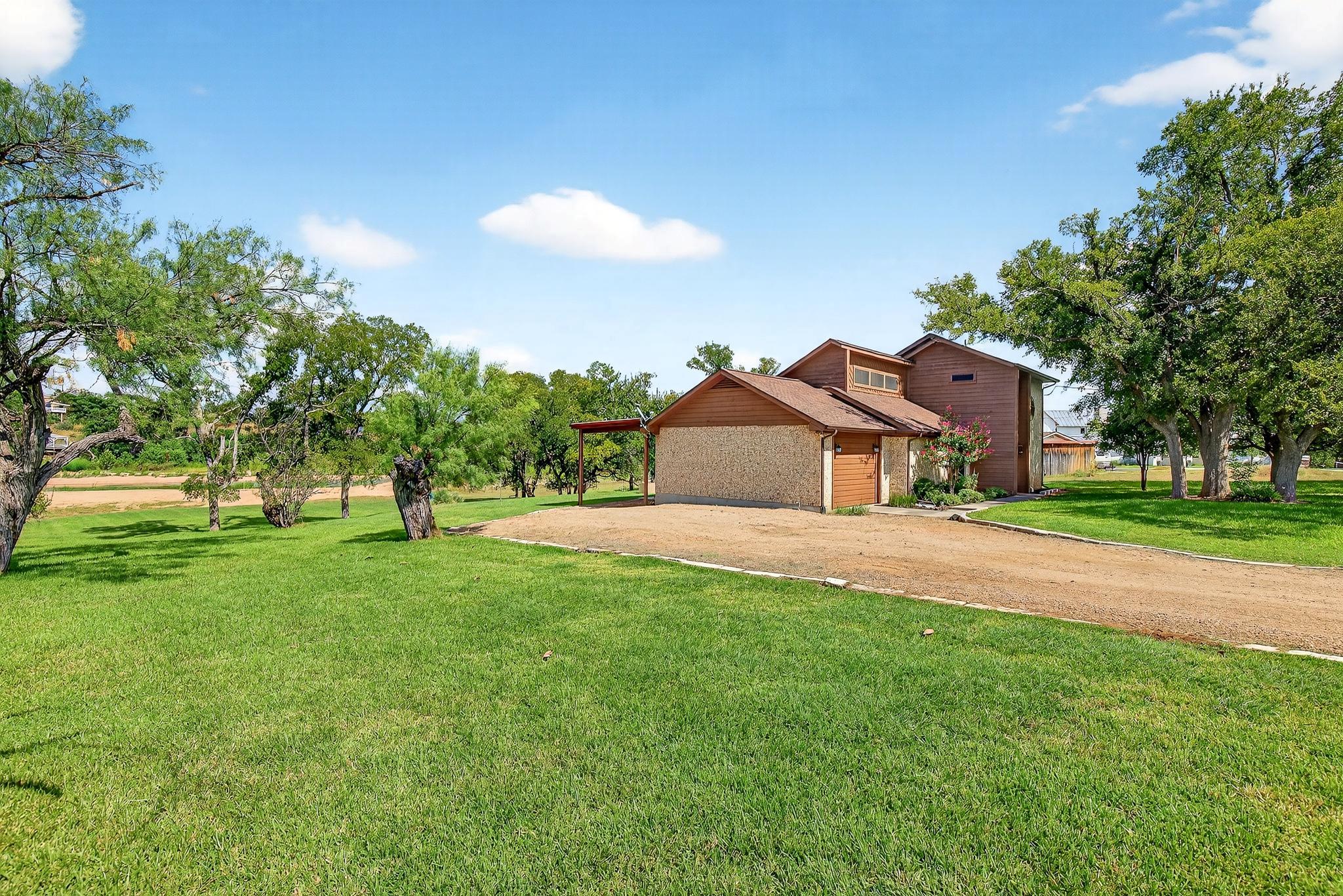 136 Lakeshore Dr, Horseshoe Bay, TX 78657