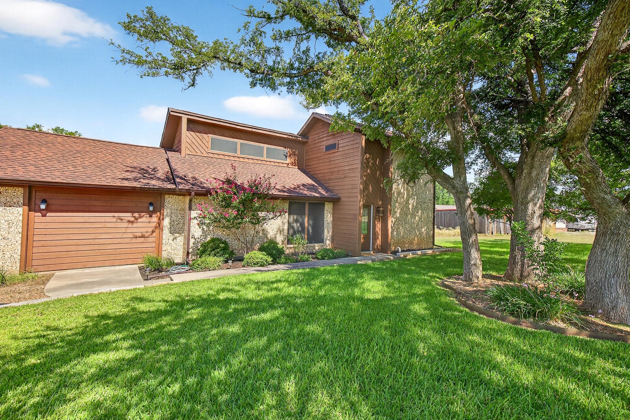 136 Lakeshore Dr, Horseshoe Bay, TX 78657