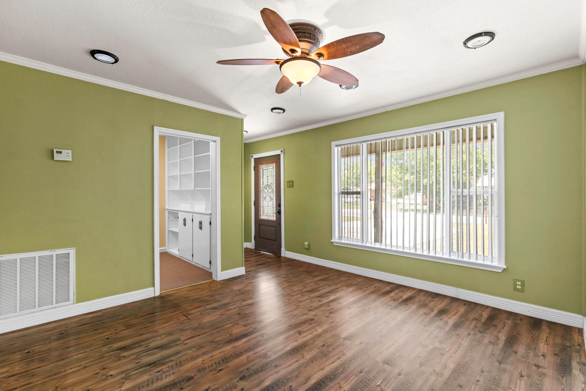 924 W Live Oak St, Lockhart, TX 78644