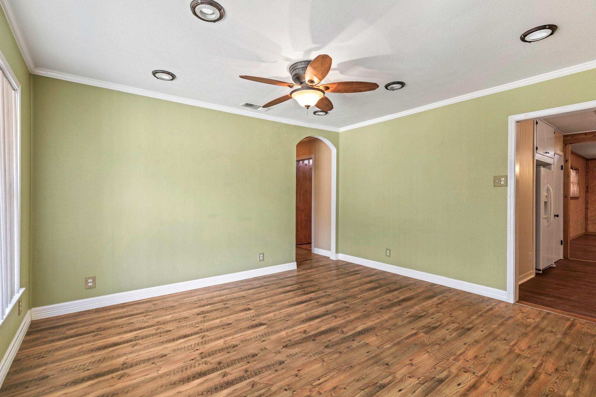 924 W Live Oak St, Lockhart, TX 78644