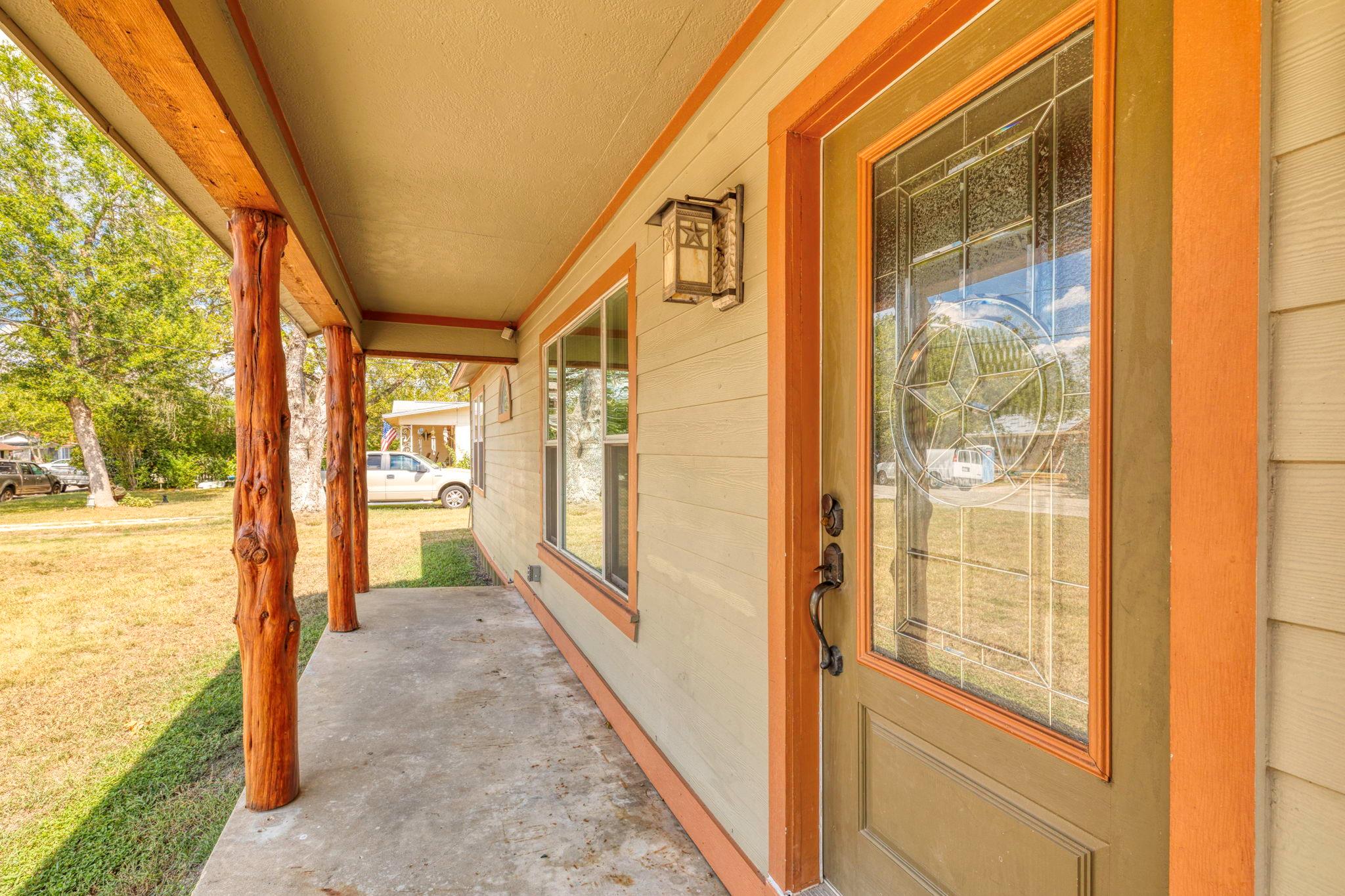 924 W Live Oak St, Lockhart, TX 78644