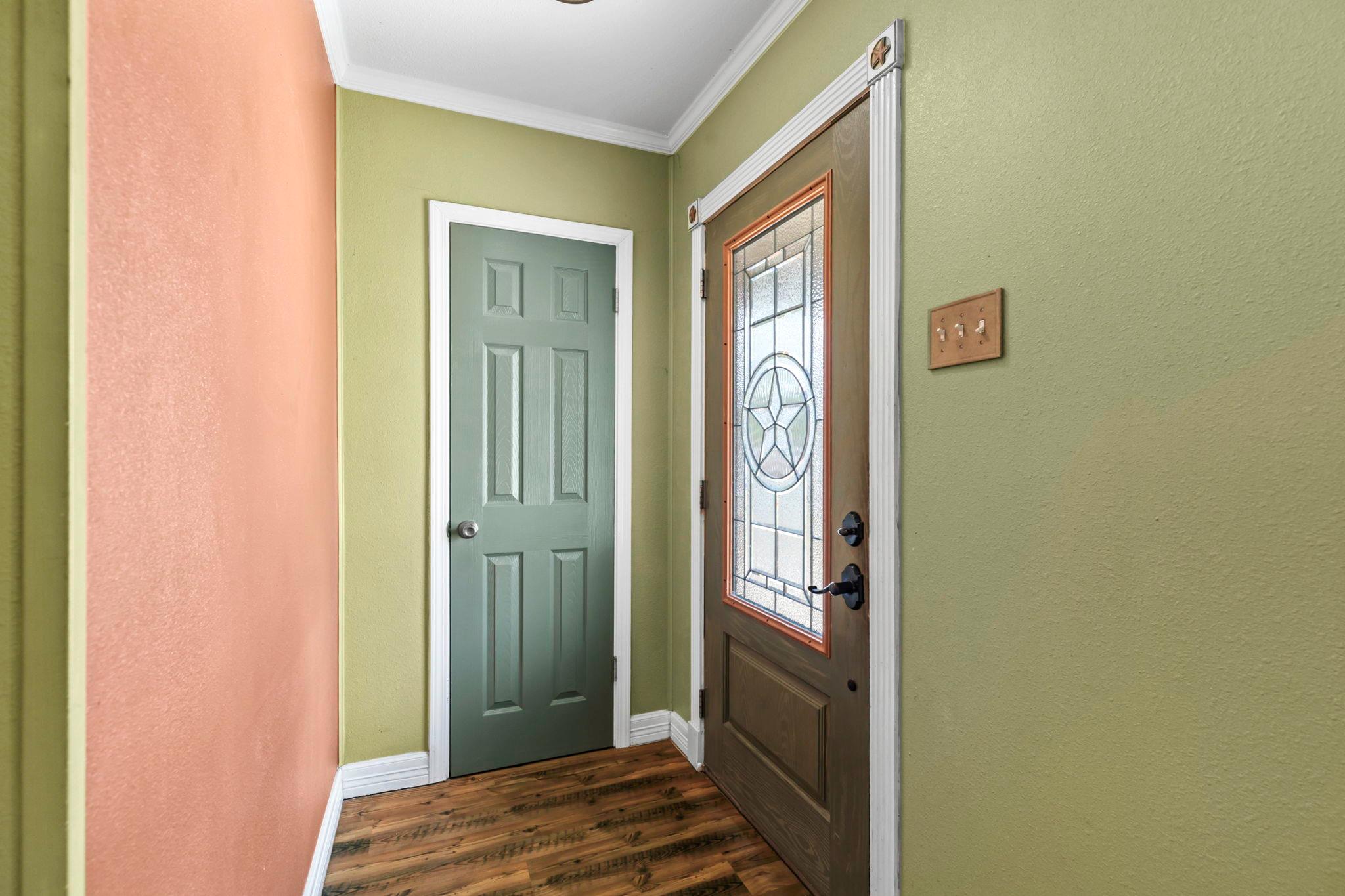 924 W Live Oak St, Lockhart, TX 78644