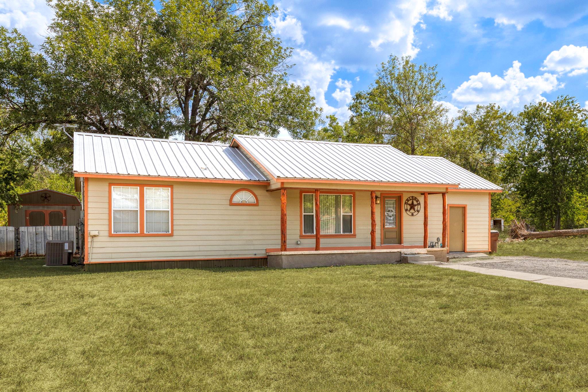 924 W Live Oak St, Lockhart, TX 78644