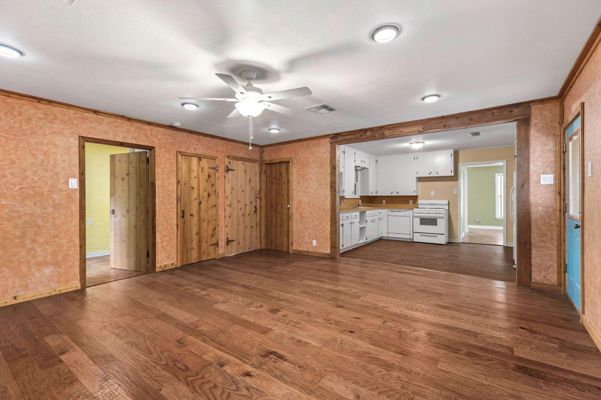 924 W Live Oak St, Lockhart, TX 78644