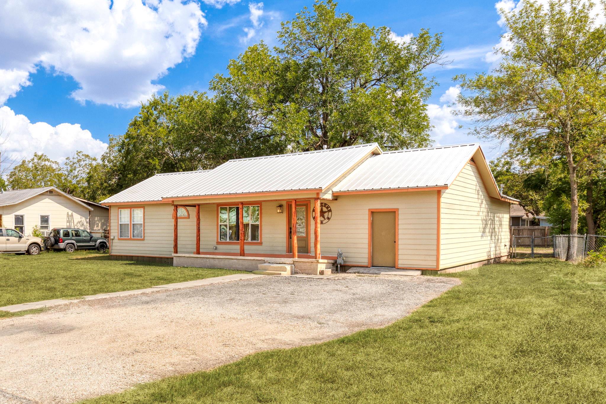 924 W Live Oak St, Lockhart, TX 78644