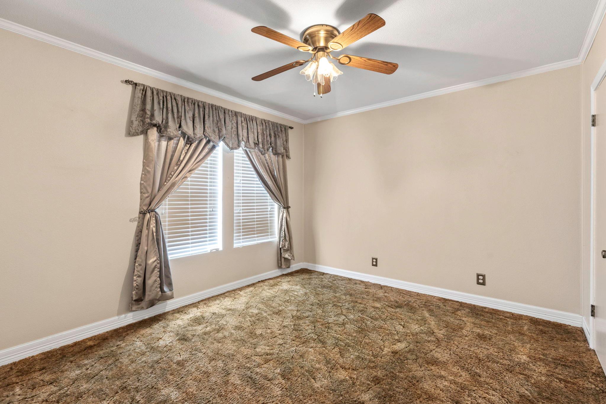 924 W Live Oak St, Lockhart, TX 78644