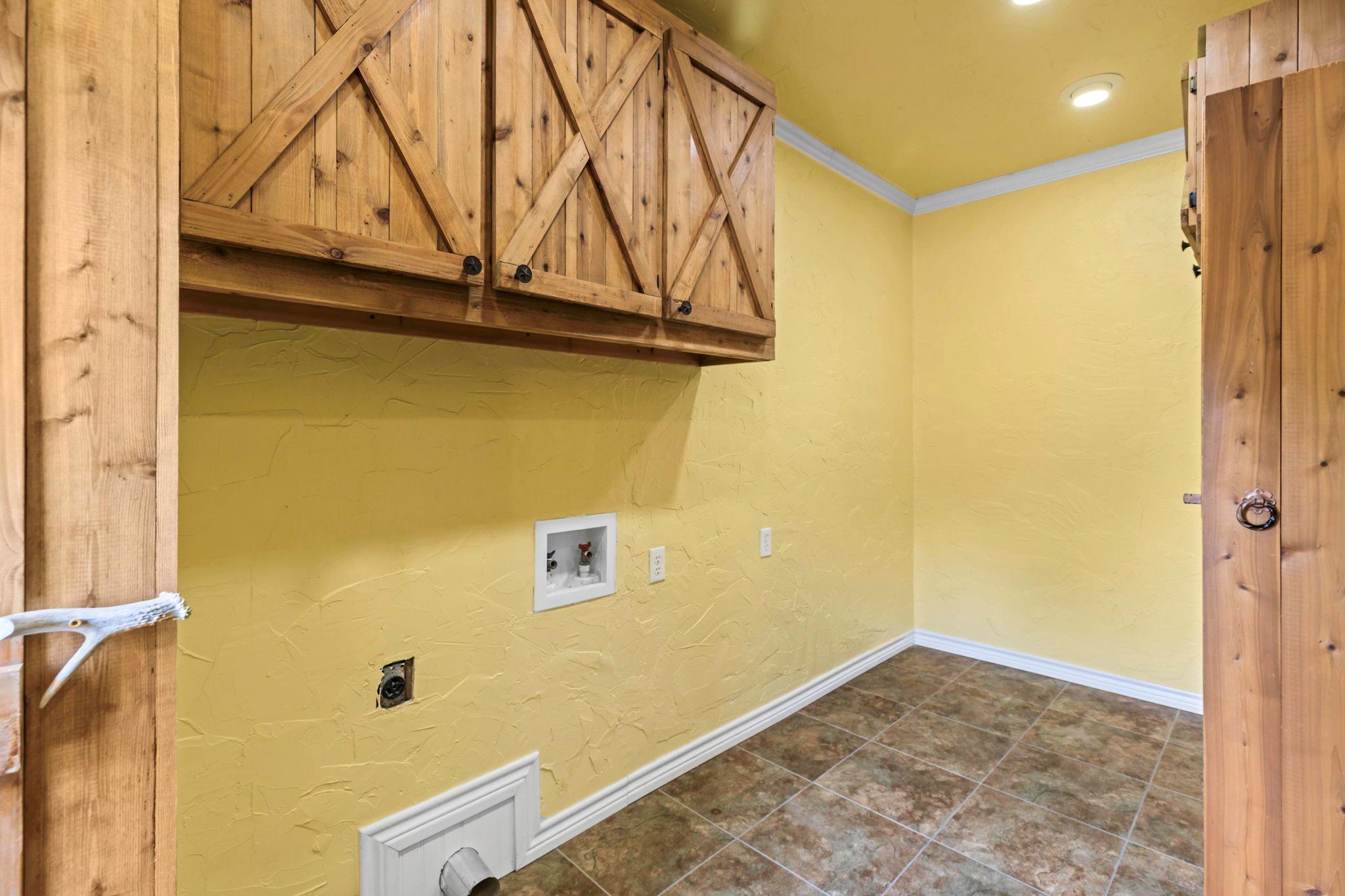 924 W Live Oak St, Lockhart, TX 78644