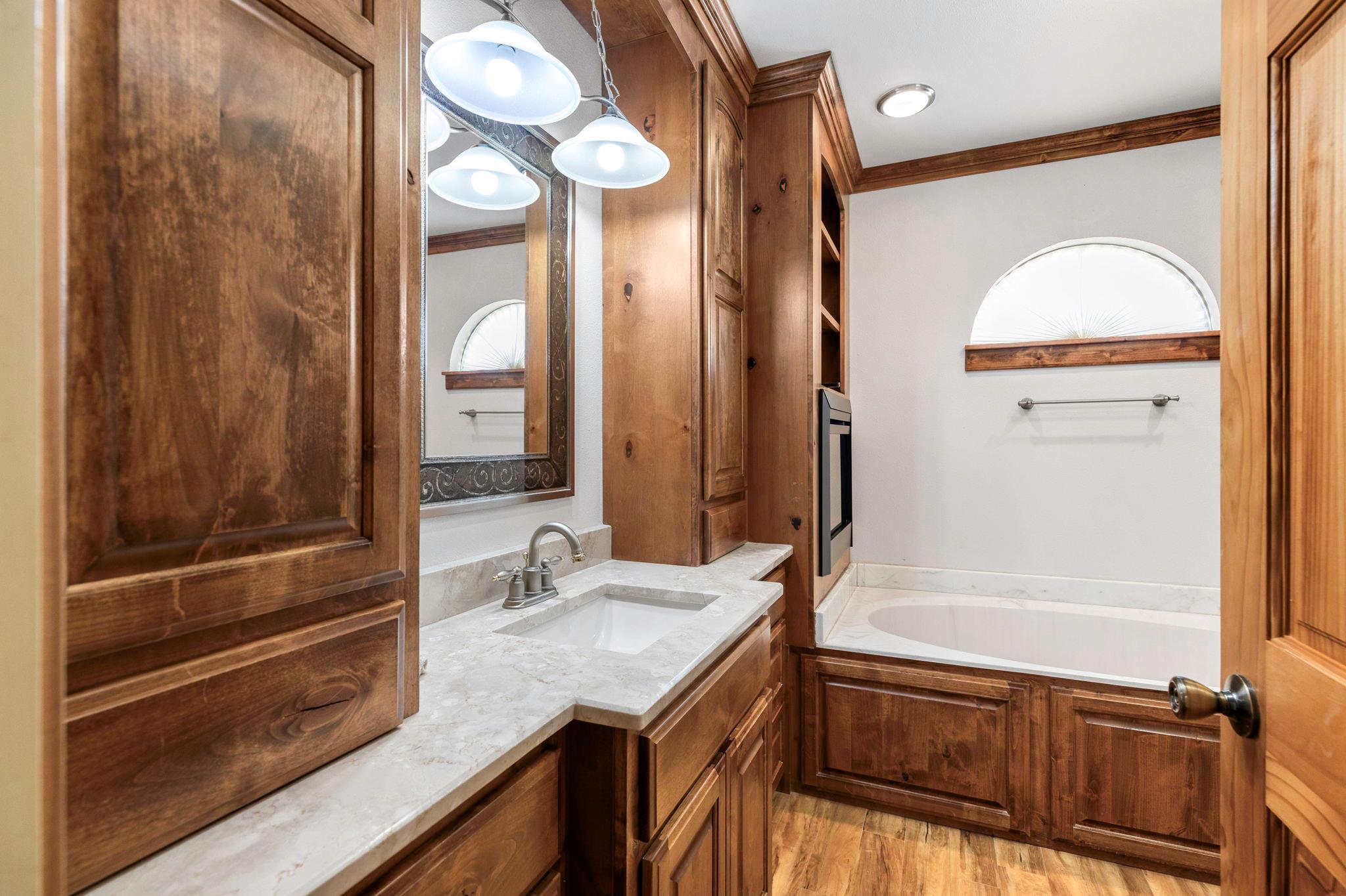 924 W Live Oak St, Lockhart, TX 78644