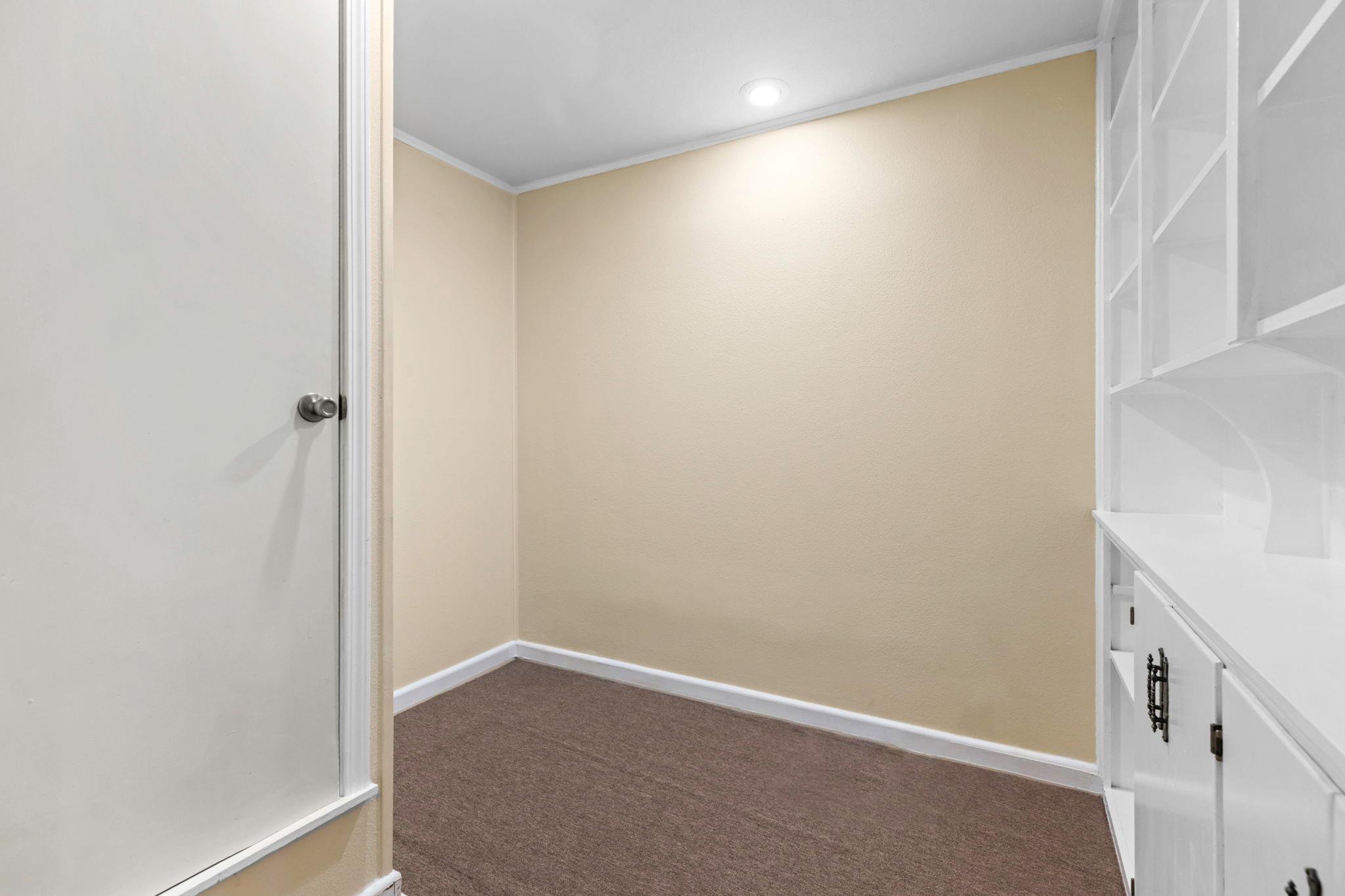 924 W Live Oak St, Lockhart, TX 78644