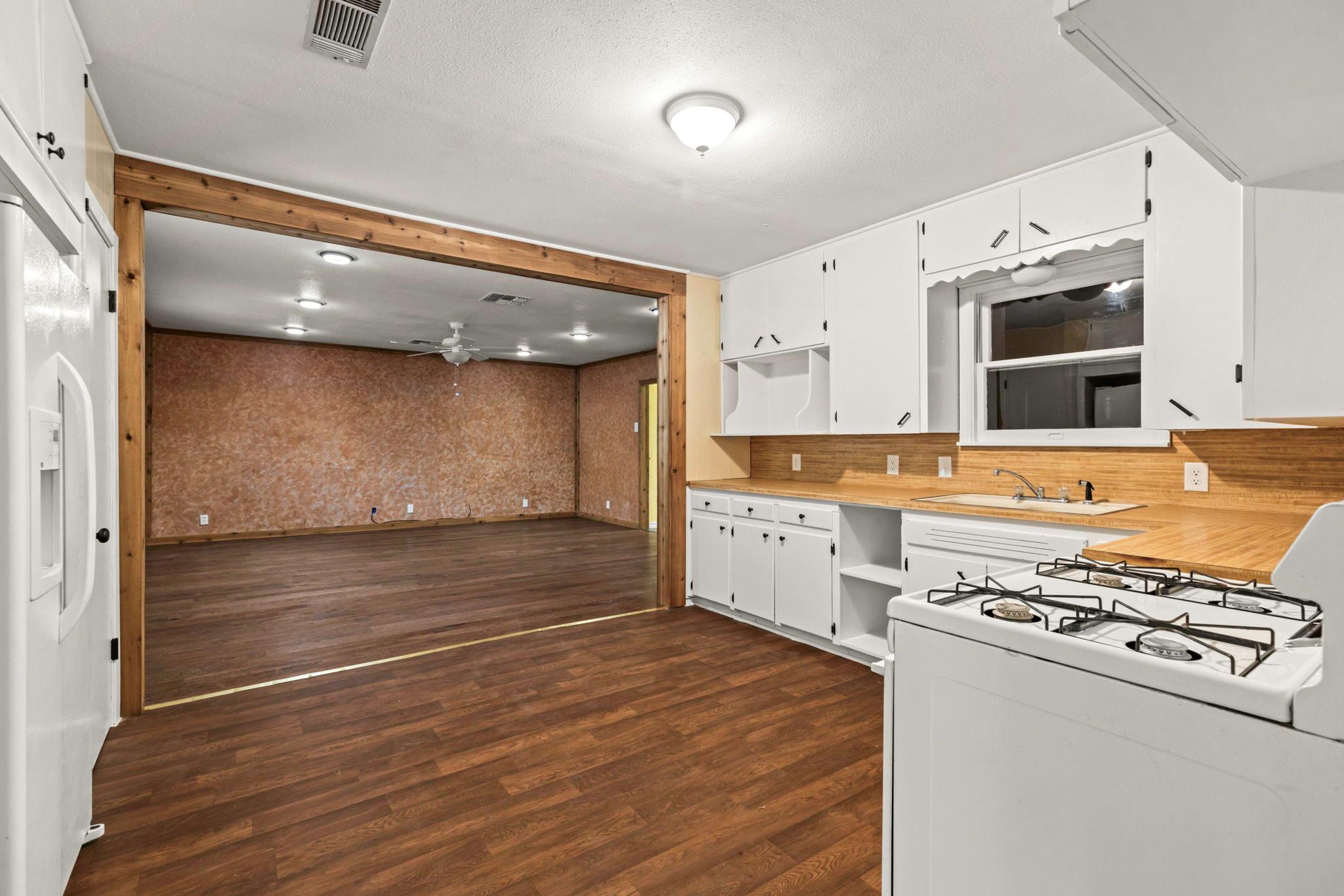 924 W Live Oak St, Lockhart, TX 78644