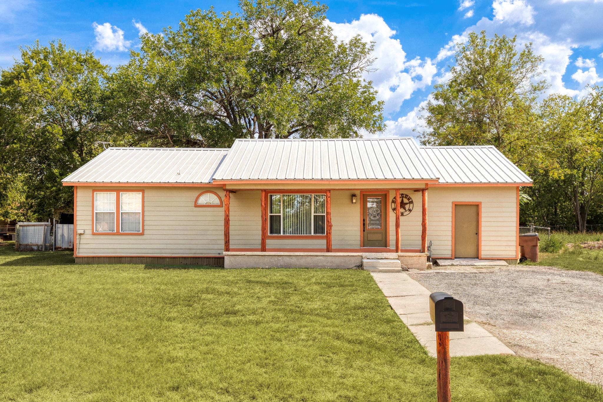 924 W Live Oak St, Lockhart, TX 78644