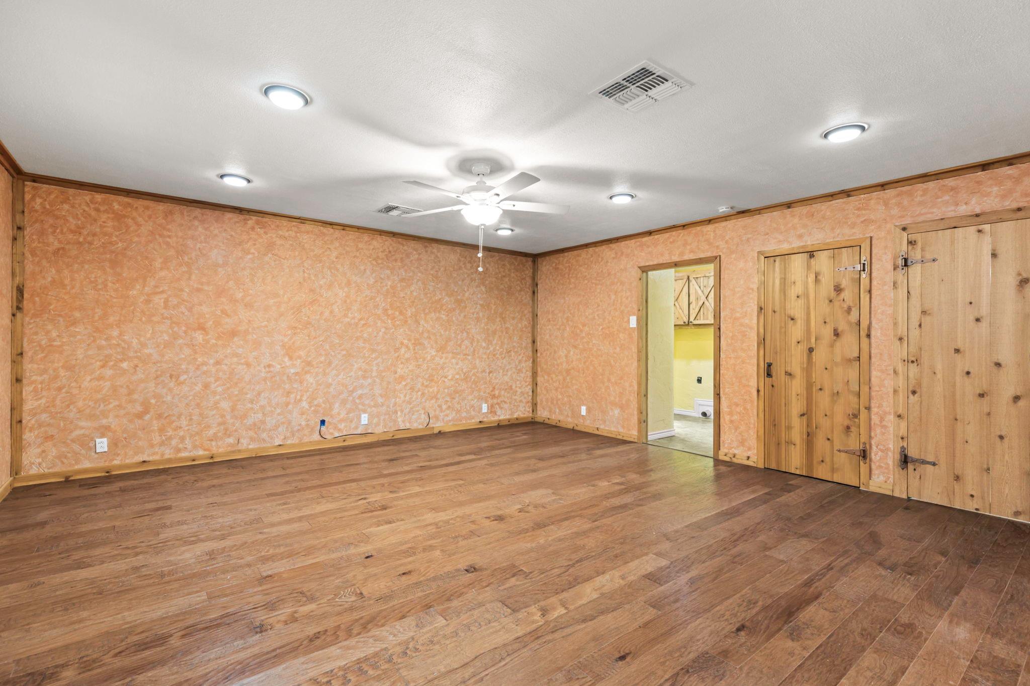 924 W Live Oak St, Lockhart, TX 78644