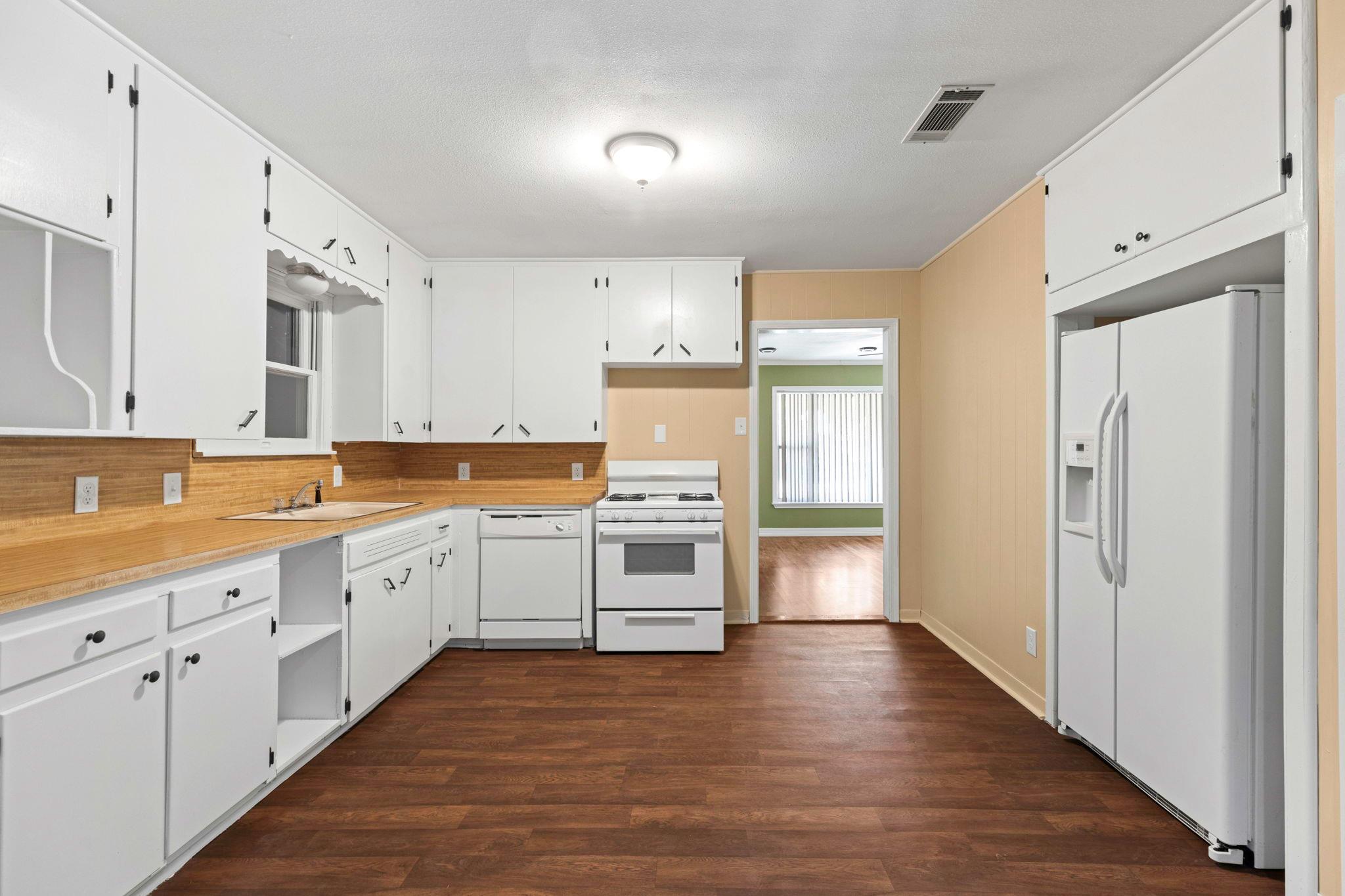 924 W Live Oak St, Lockhart, TX 78644