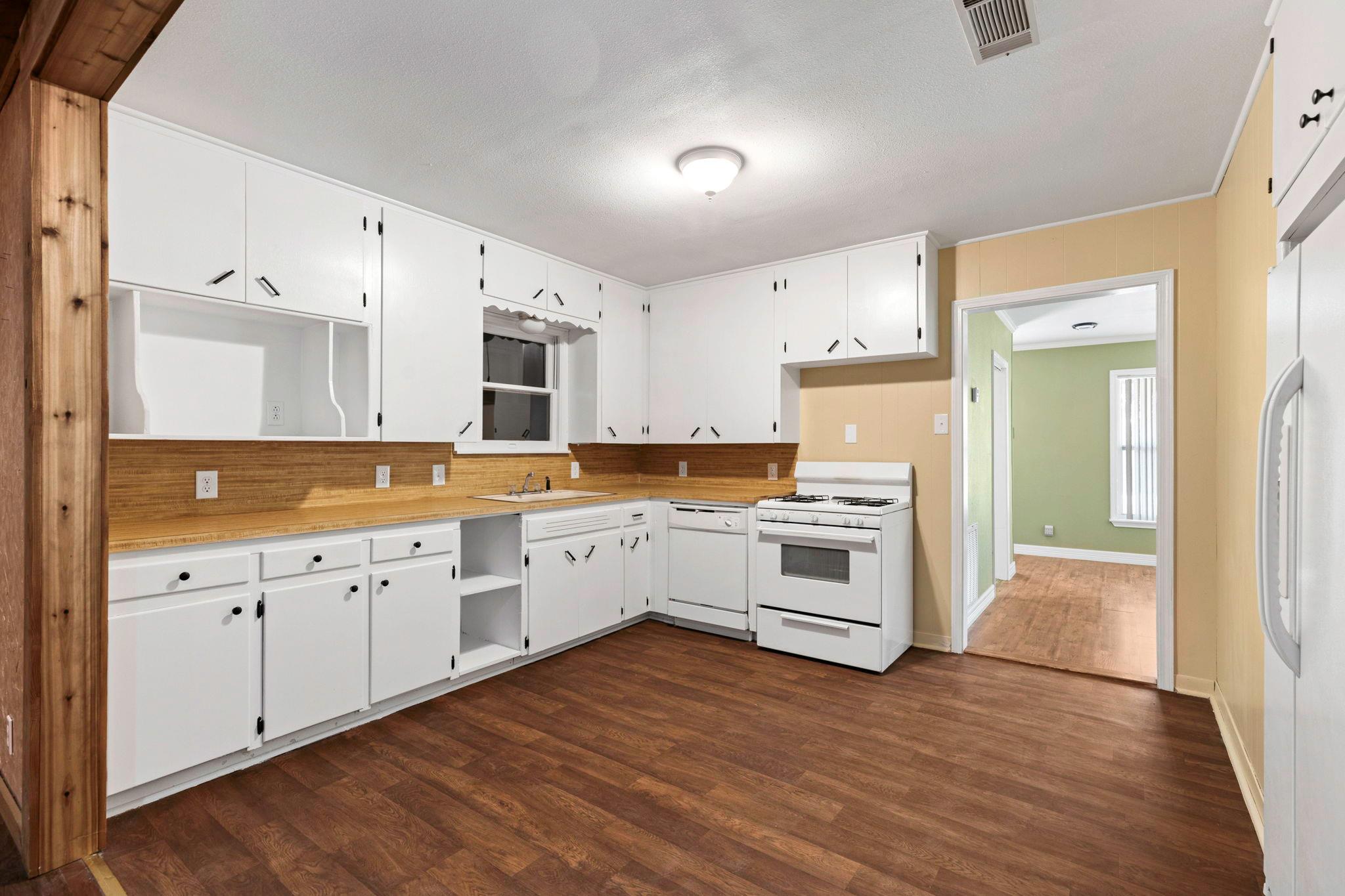 924 W Live Oak St, Lockhart, TX 78644