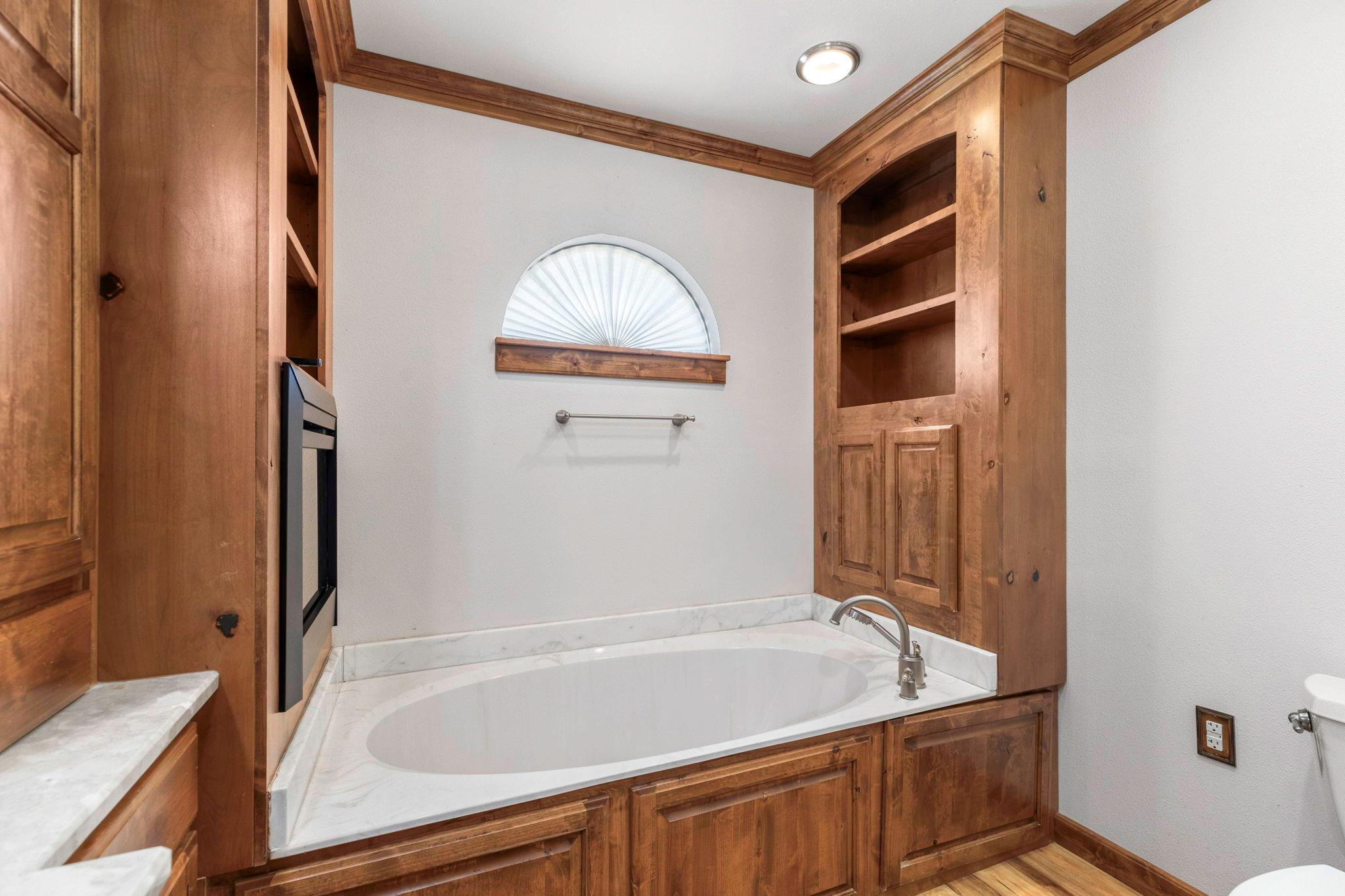 924 W Live Oak St, Lockhart, TX 78644