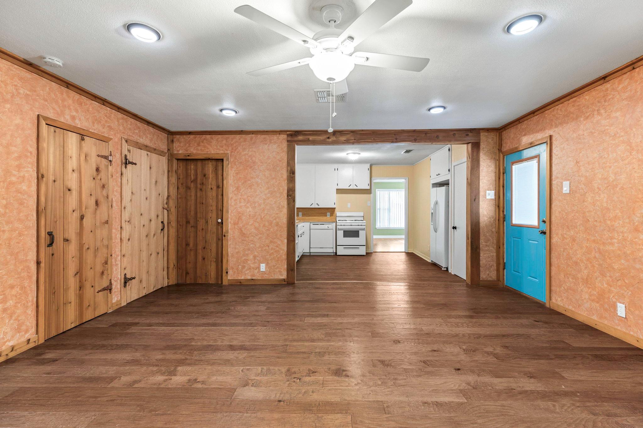 924 W Live Oak St, Lockhart, TX 78644