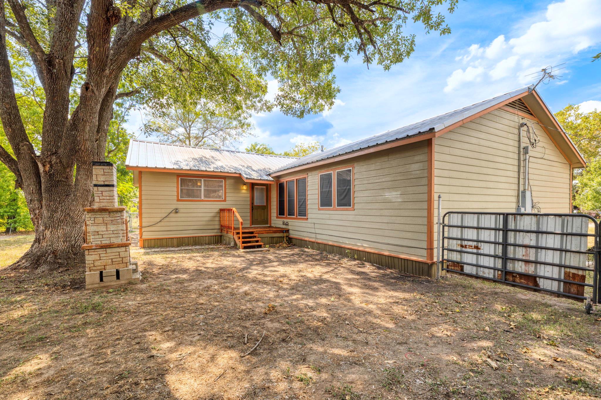 924 W Live Oak St, Lockhart, TX 78644