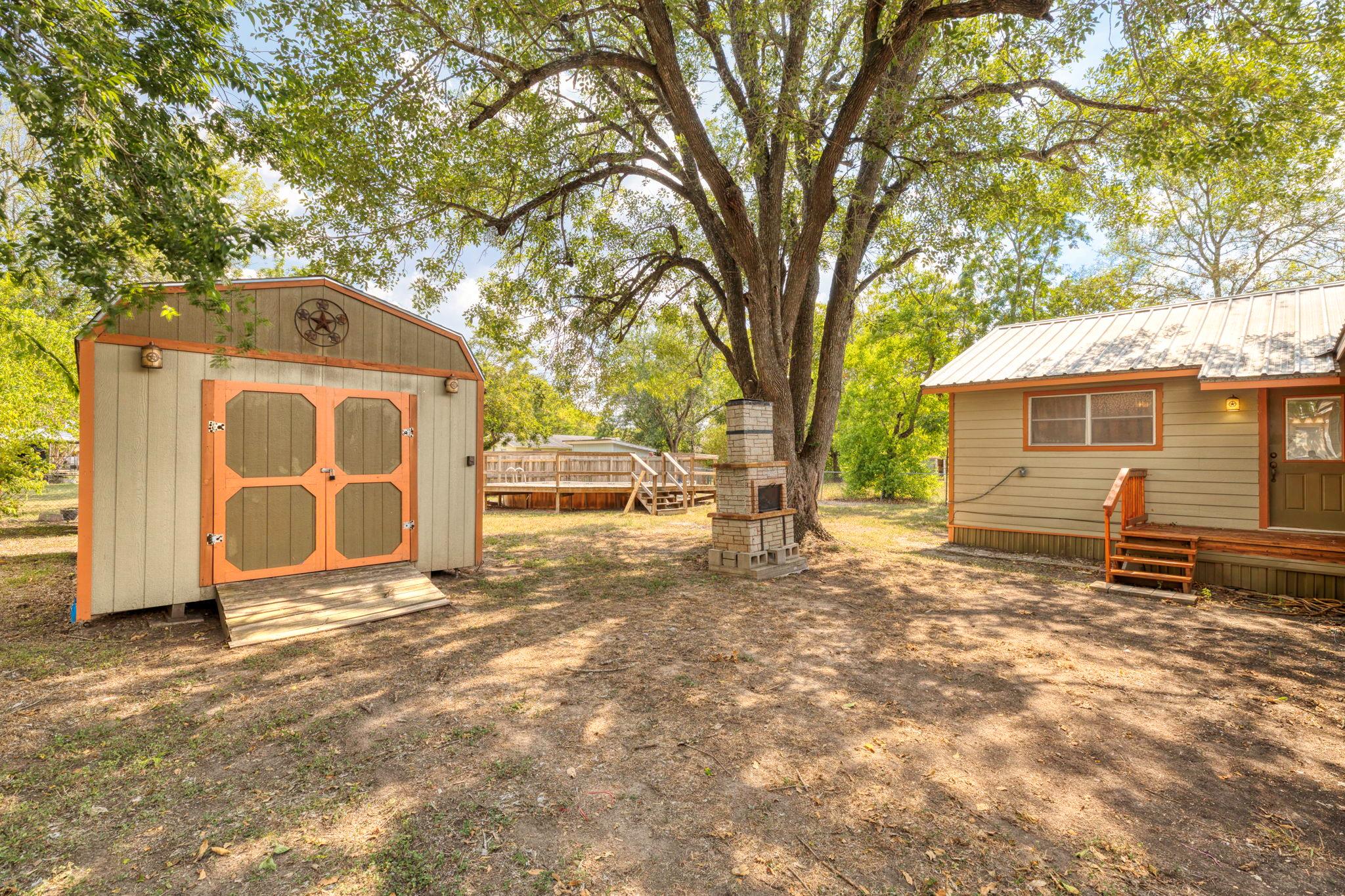 924 W Live Oak St, Lockhart, TX 78644