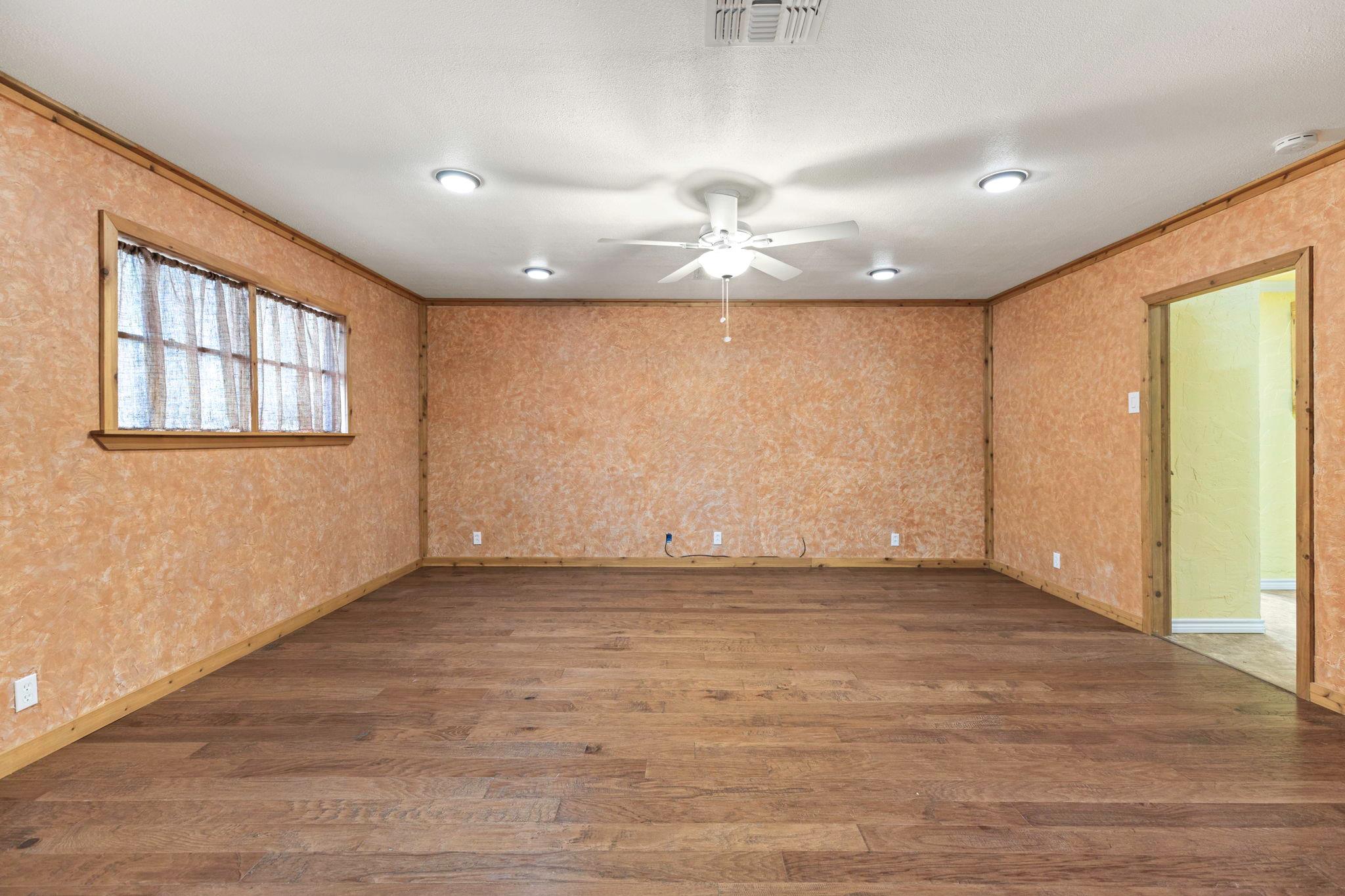 924 W Live Oak St, Lockhart, TX 78644