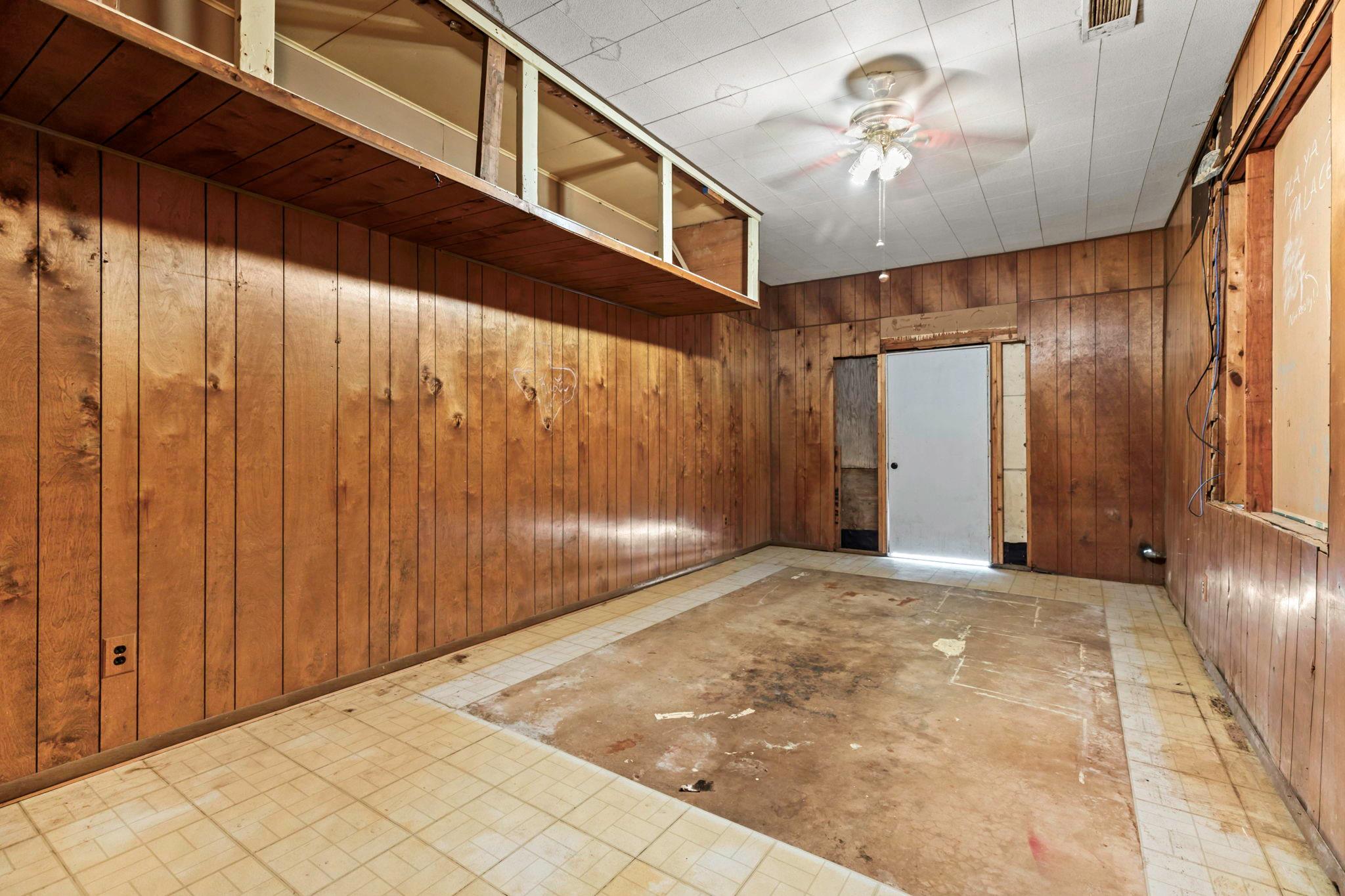 924 W Live Oak St, Lockhart, TX 78644