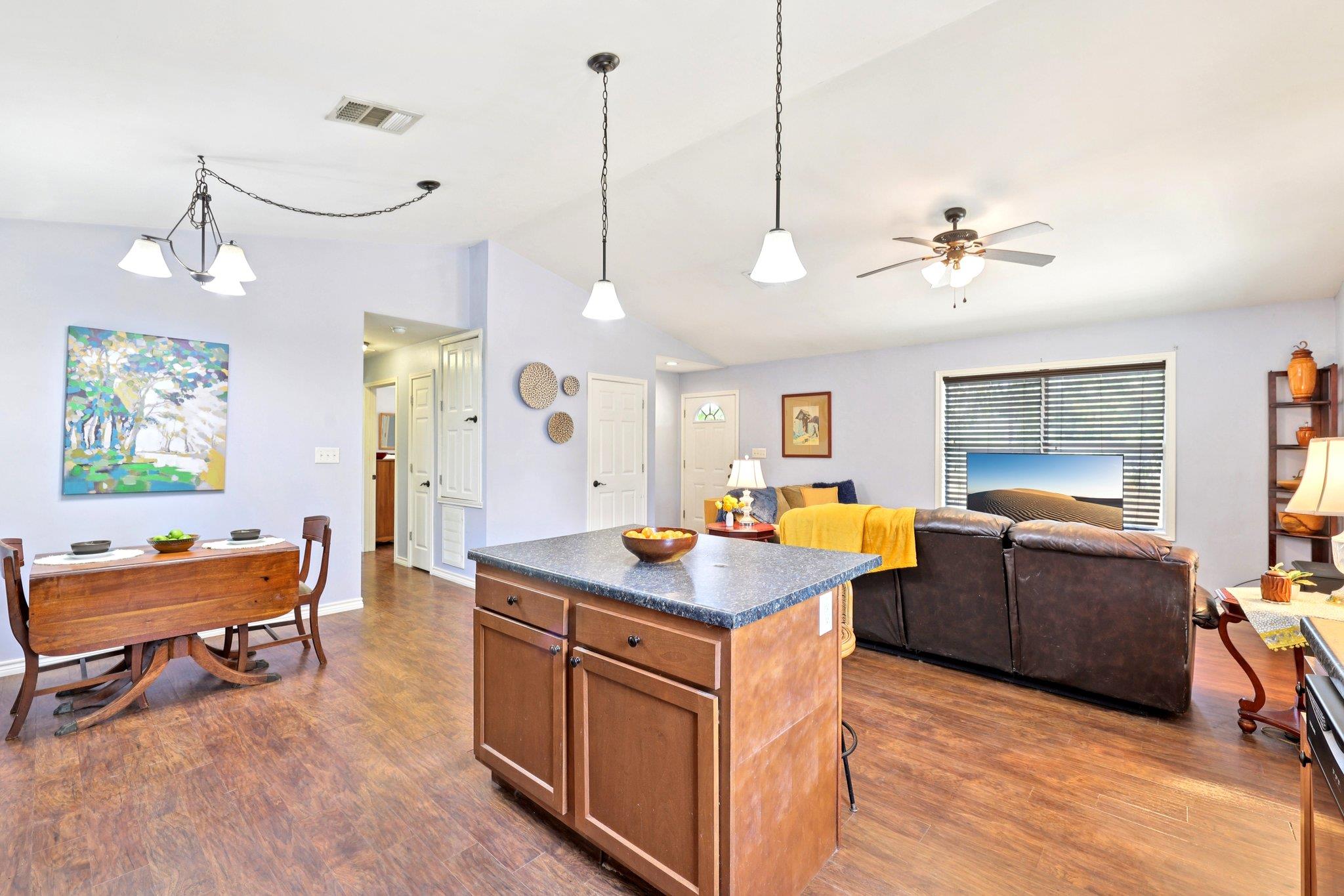 122 Rolling Pines Dr, Smithville, TX 78957