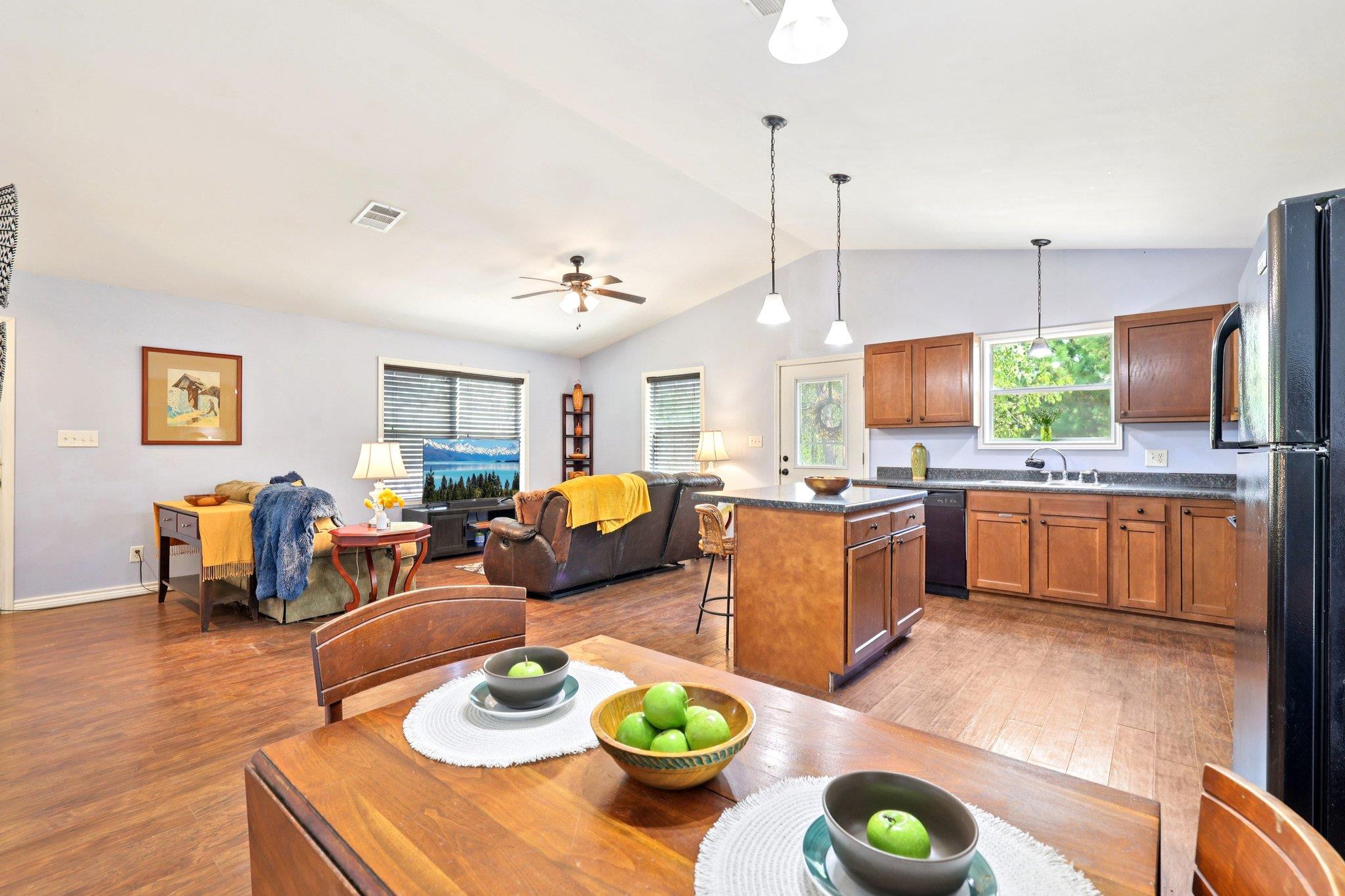 122 Rolling Pines Dr, Smithville, TX 78957