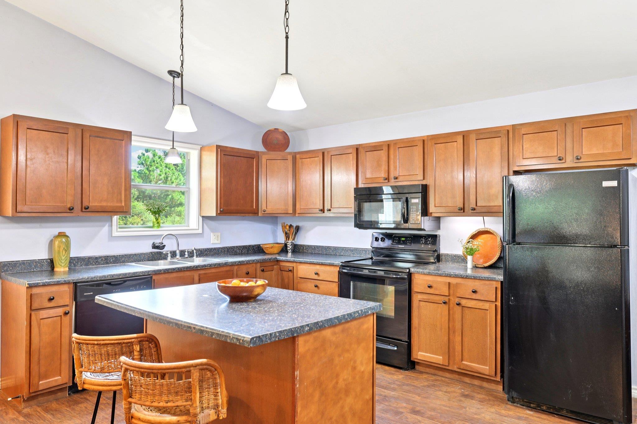 122 Rolling Pines Dr, Smithville, TX 78957