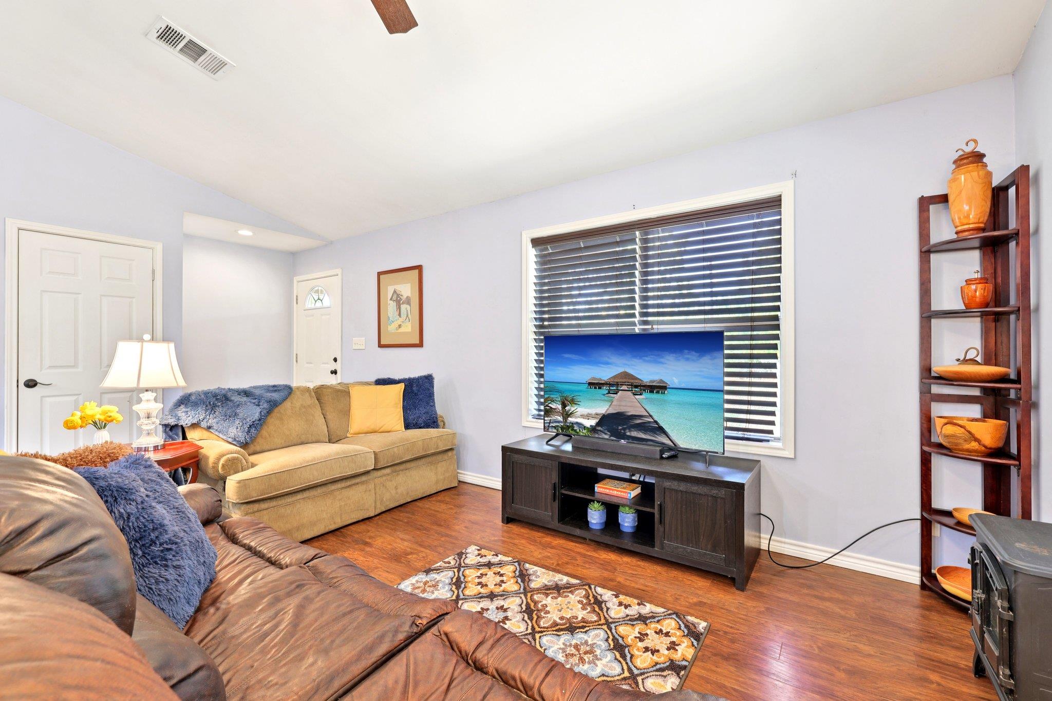 122 Rolling Pines Dr, Smithville, TX 78957