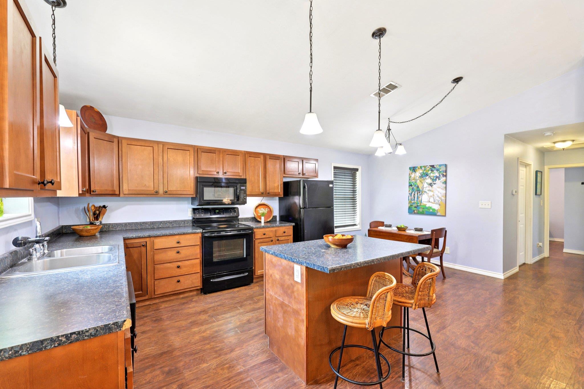 122 Rolling Pines Dr, Smithville, TX 78957