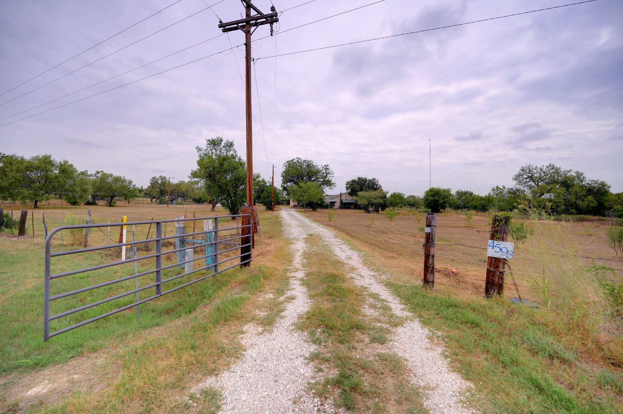 4598 State Highway 173 N, Devine, TX 78016