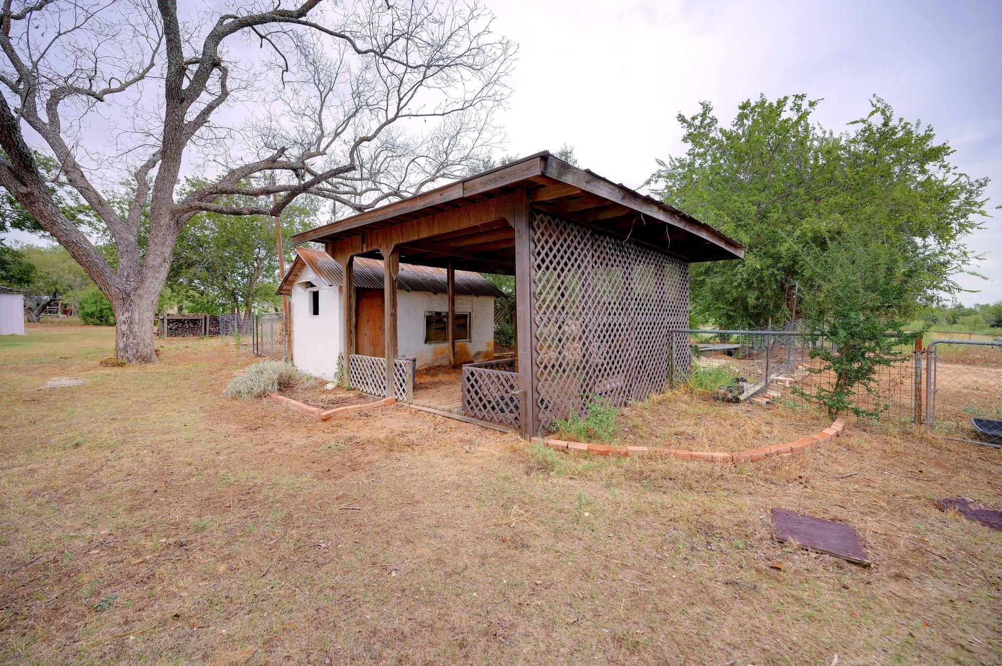 4598 State Highway 173 N, Devine, TX 78016