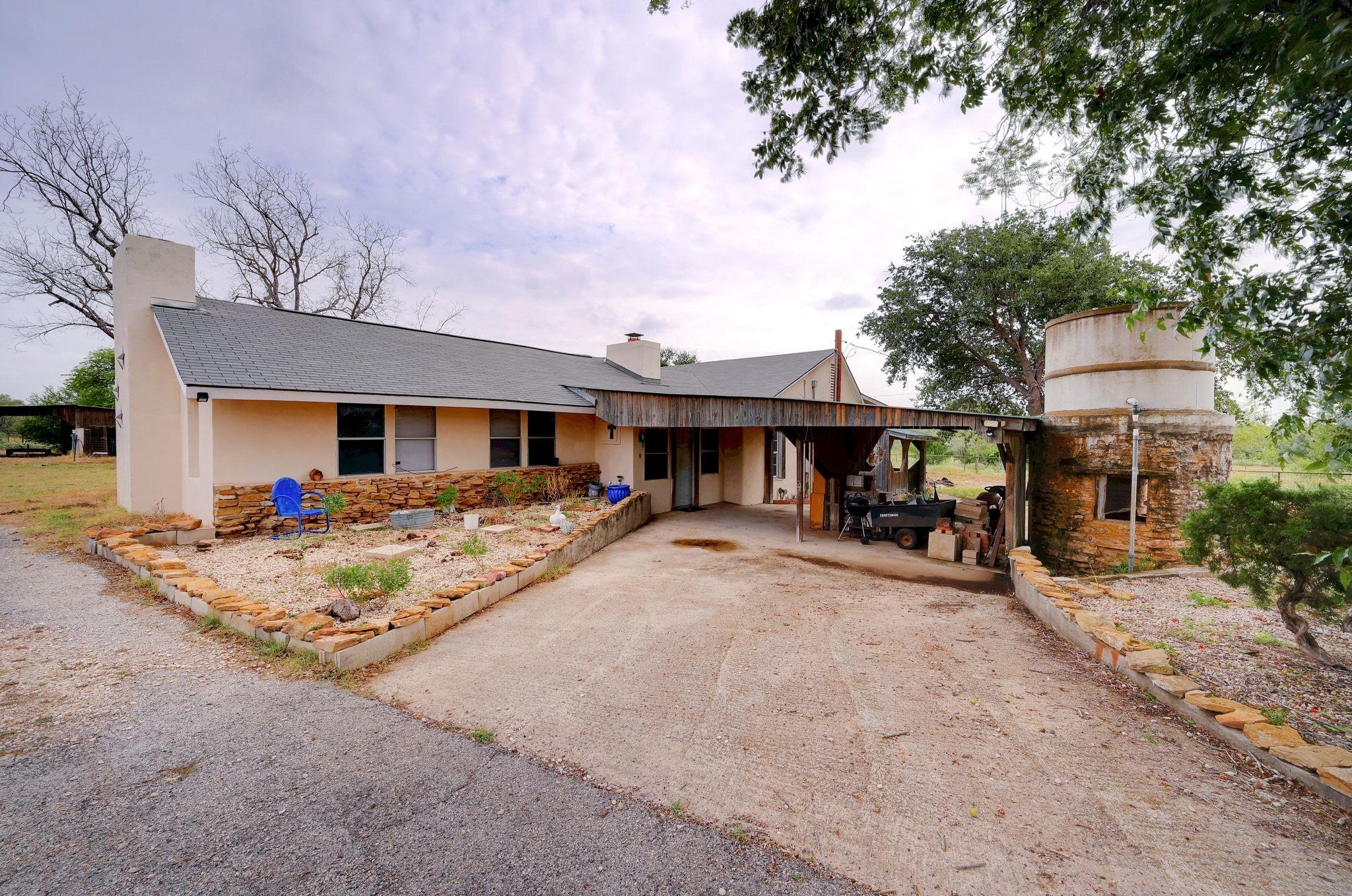 4598 State Highway 173 N, Devine, TX 78016