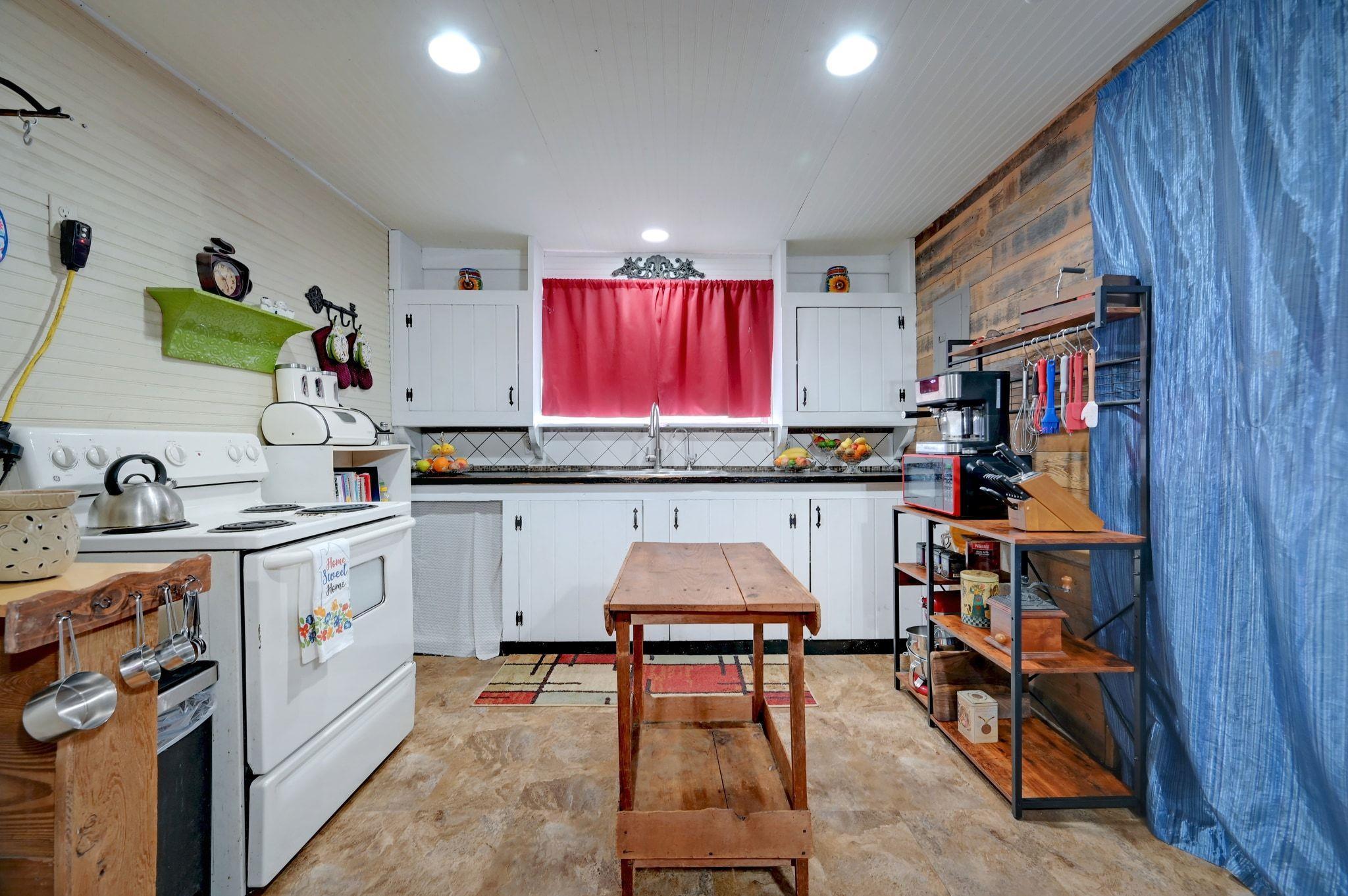 4598 State Highway 173 N, Devine, TX 78016