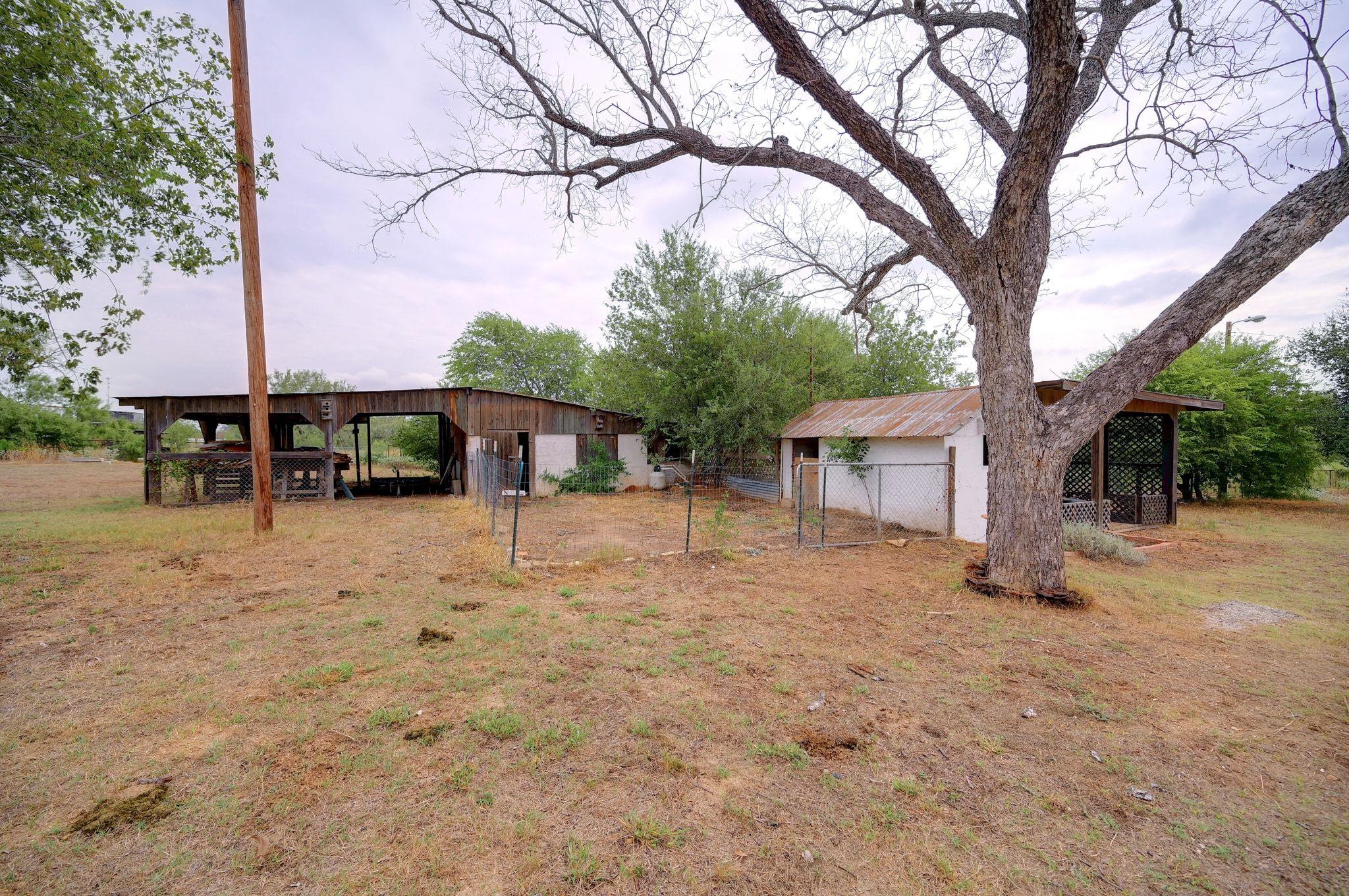 4598 State Highway 173 N, Devine, TX 78016