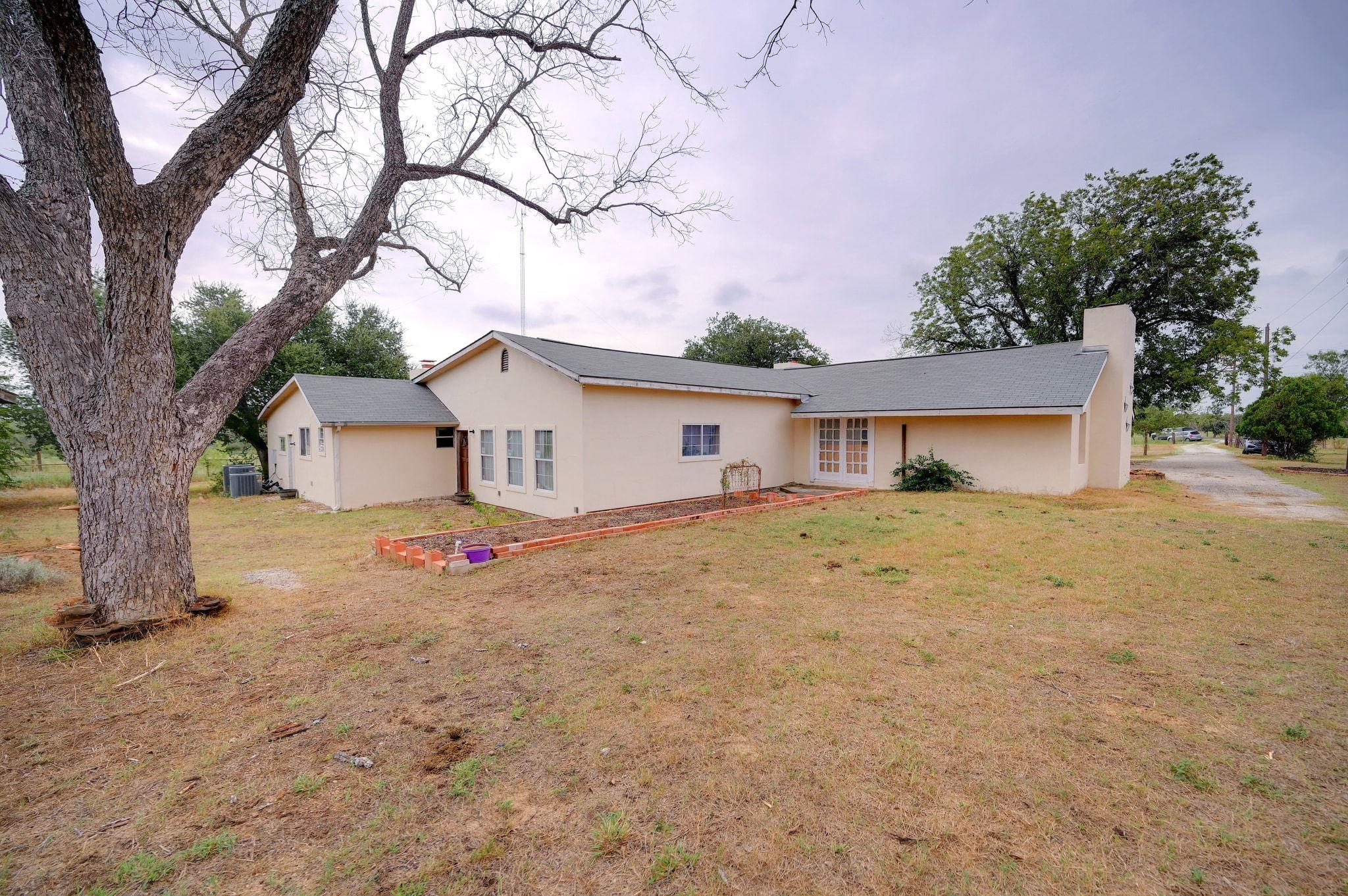 4598 State Highway 173 N, Devine, TX 78016