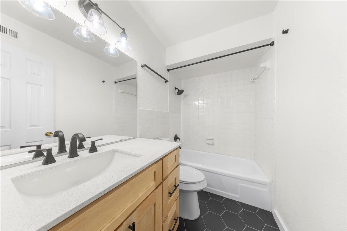 6910 Hart Ln # 110, Austin, TX 78731