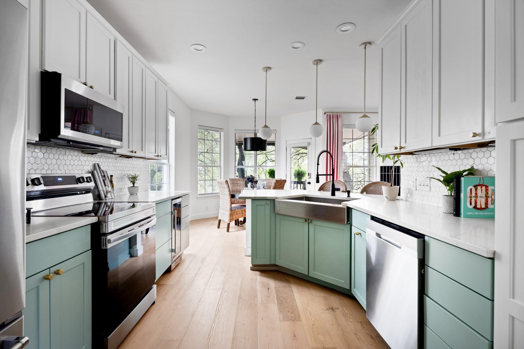 102 Hurst Creek Rd, Lakeway, TX 78734