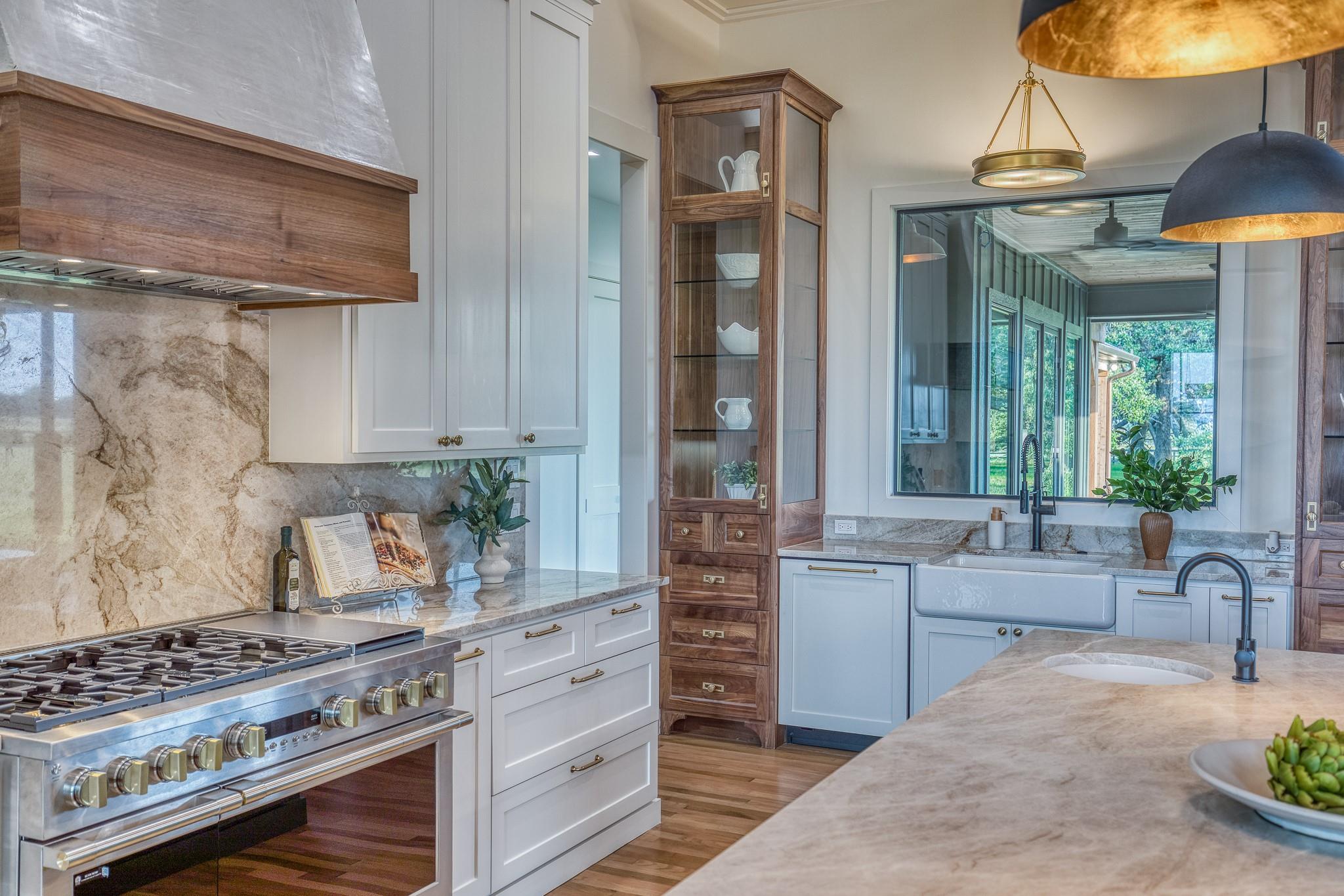 104 Hartfield Hill Ln, Round Top, TX 78954