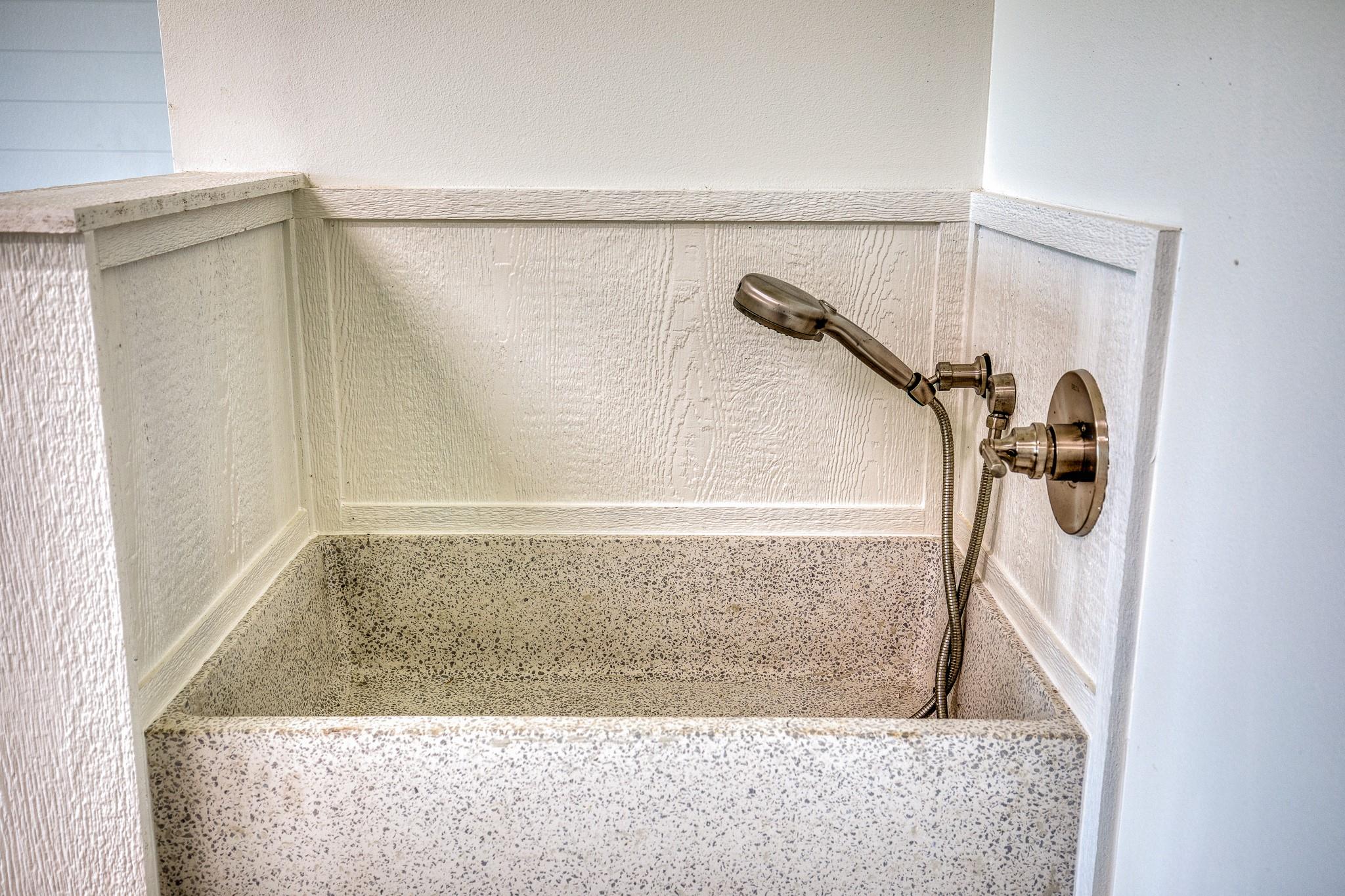 104 Hartfield Hill Ln, Round Top, TX 78954