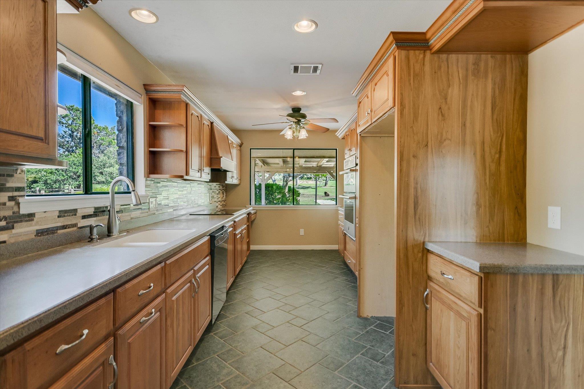 85 BROOKHOLLOW Dr, Wimberley, TX 78676