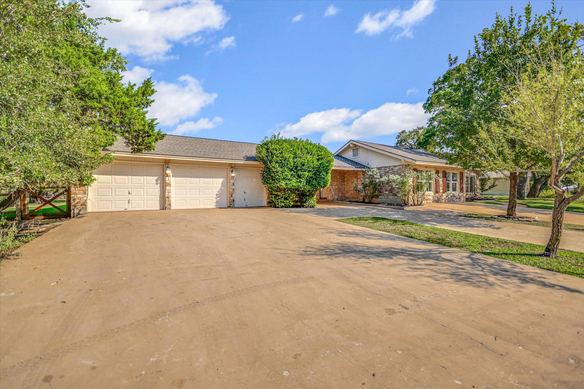 85 BROOKHOLLOW Dr, Wimberley, TX 78676