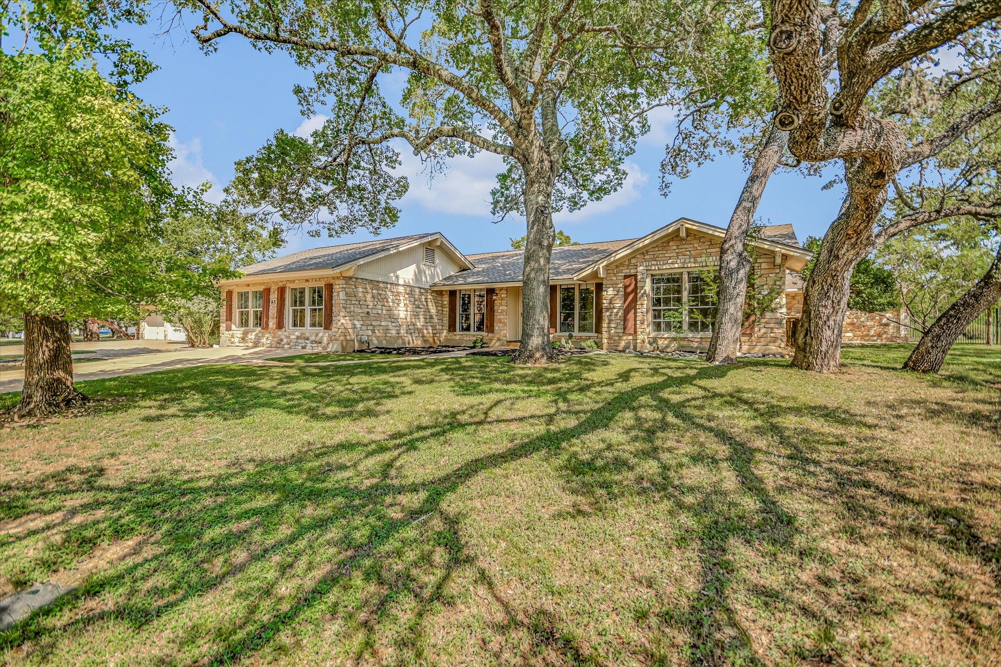 85 BROOKHOLLOW Dr, Wimberley, TX 78676