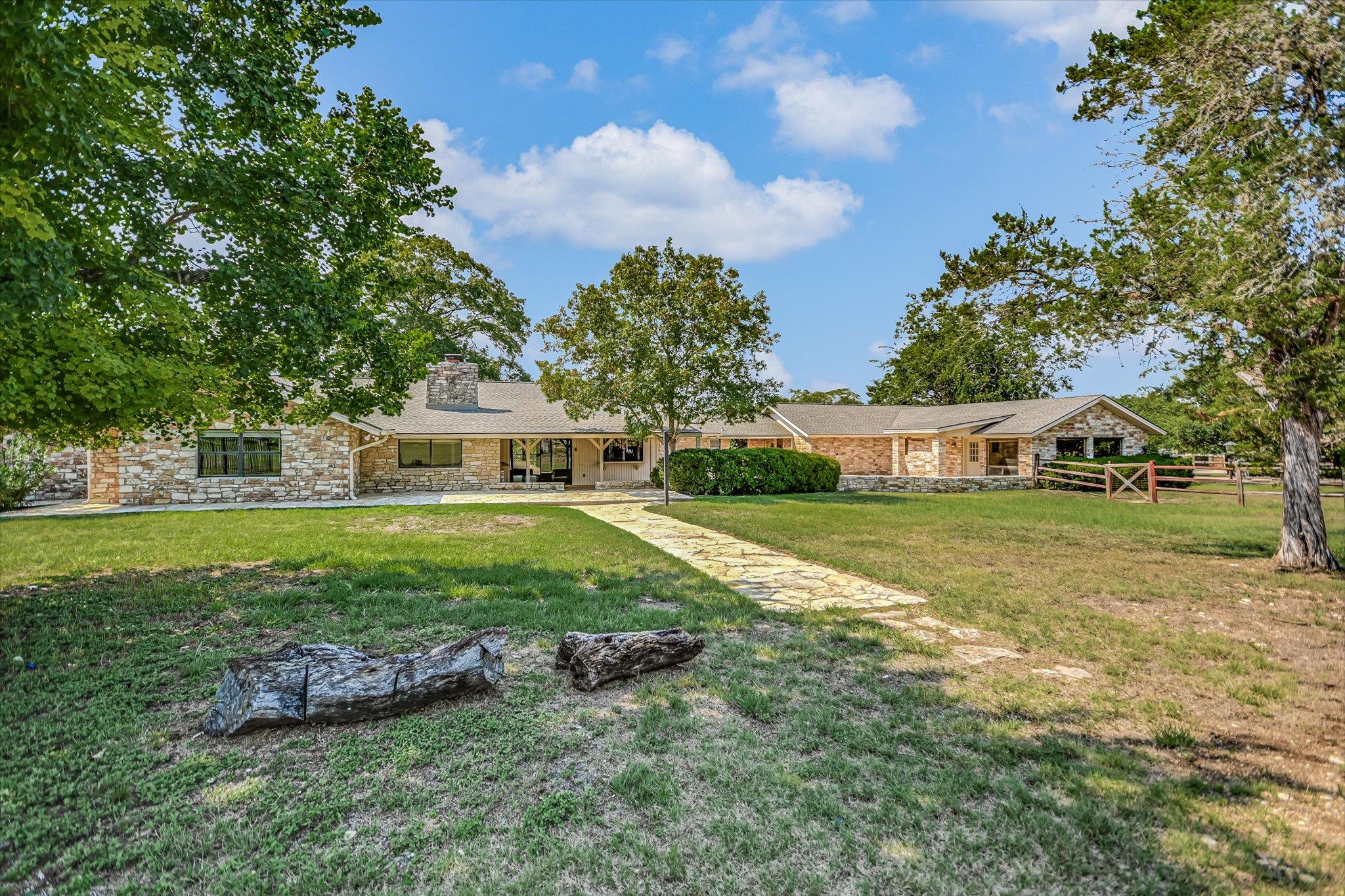 85 BROOKHOLLOW Dr, Wimberley, TX 78676