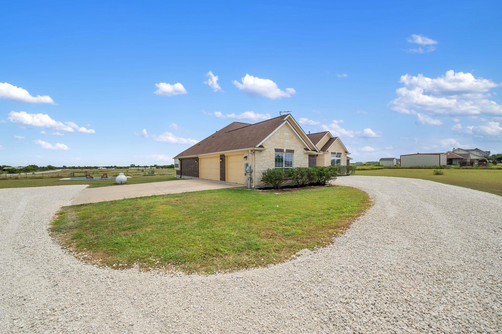 2955 County Road 100, Hutto, TX 78634