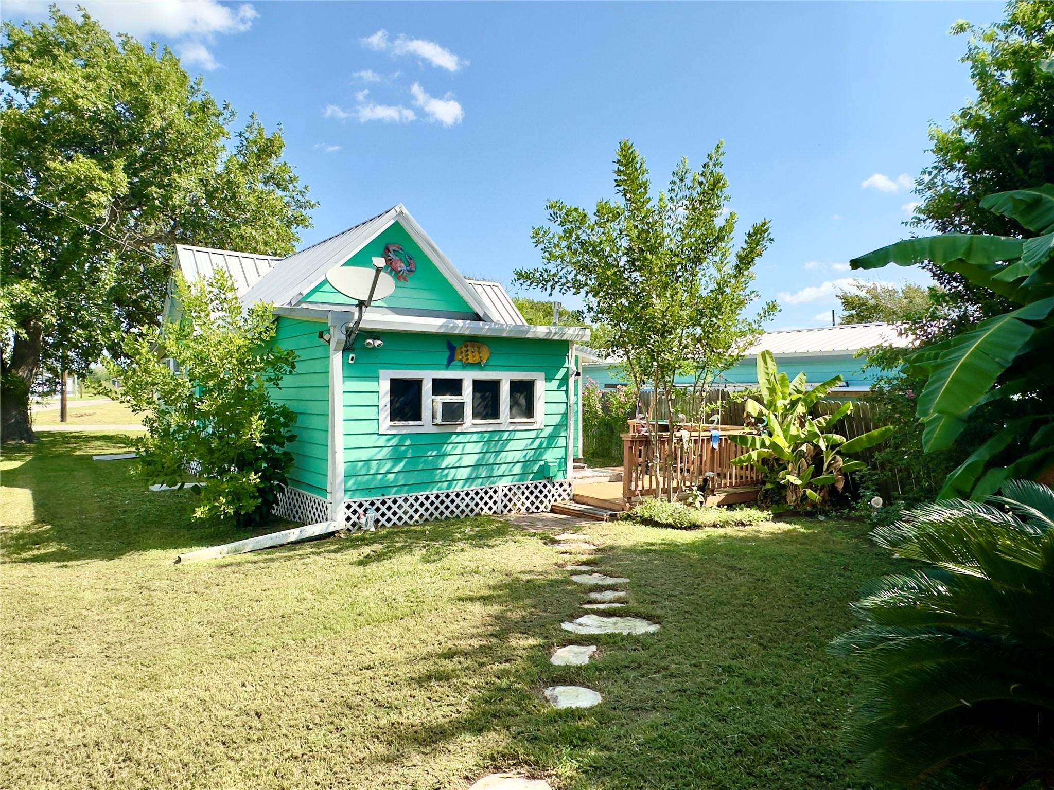 302 E Dallas Ave, Seadrift, TX 77983