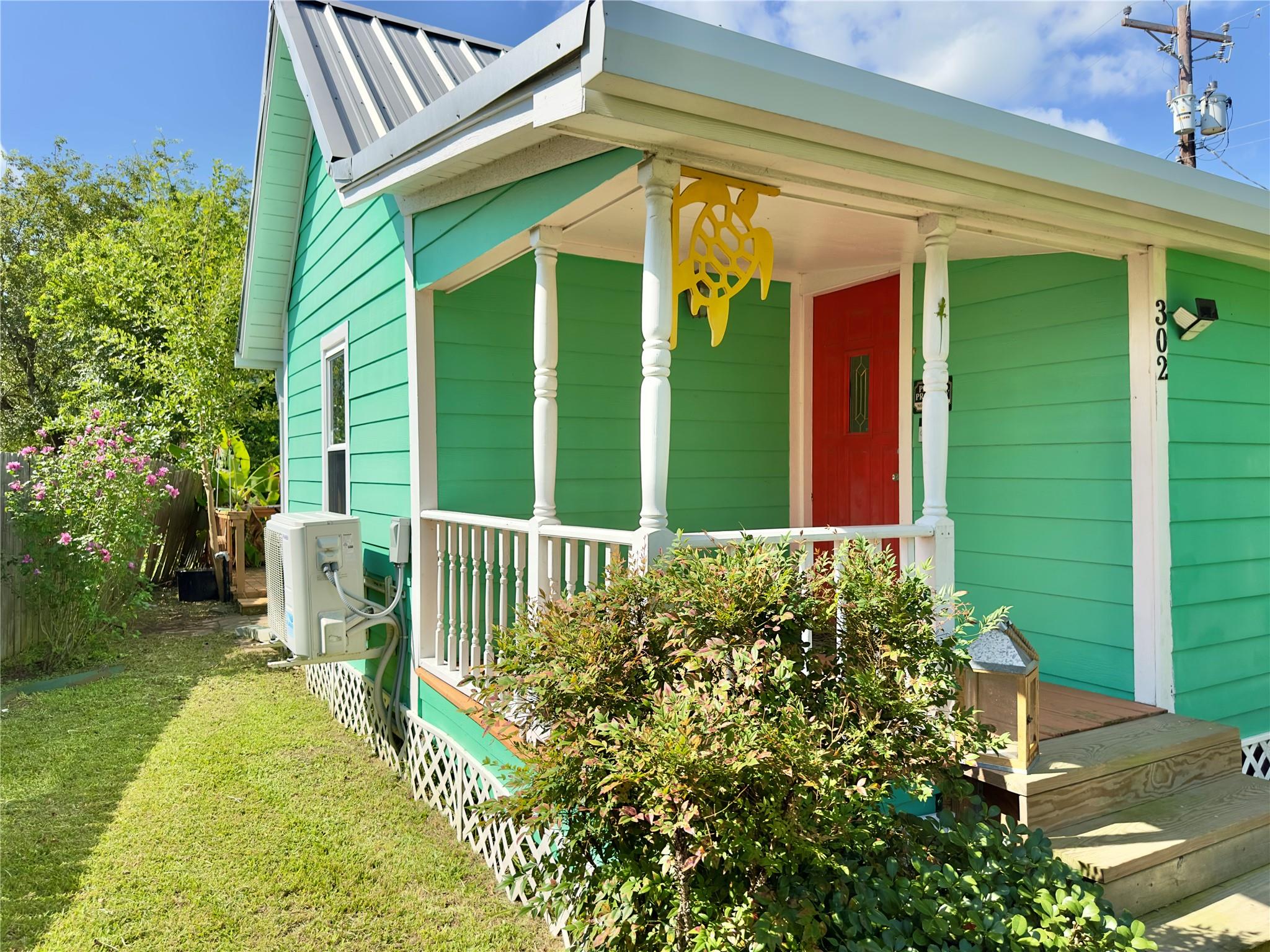 302 E Dallas Ave, Seadrift, TX 77983